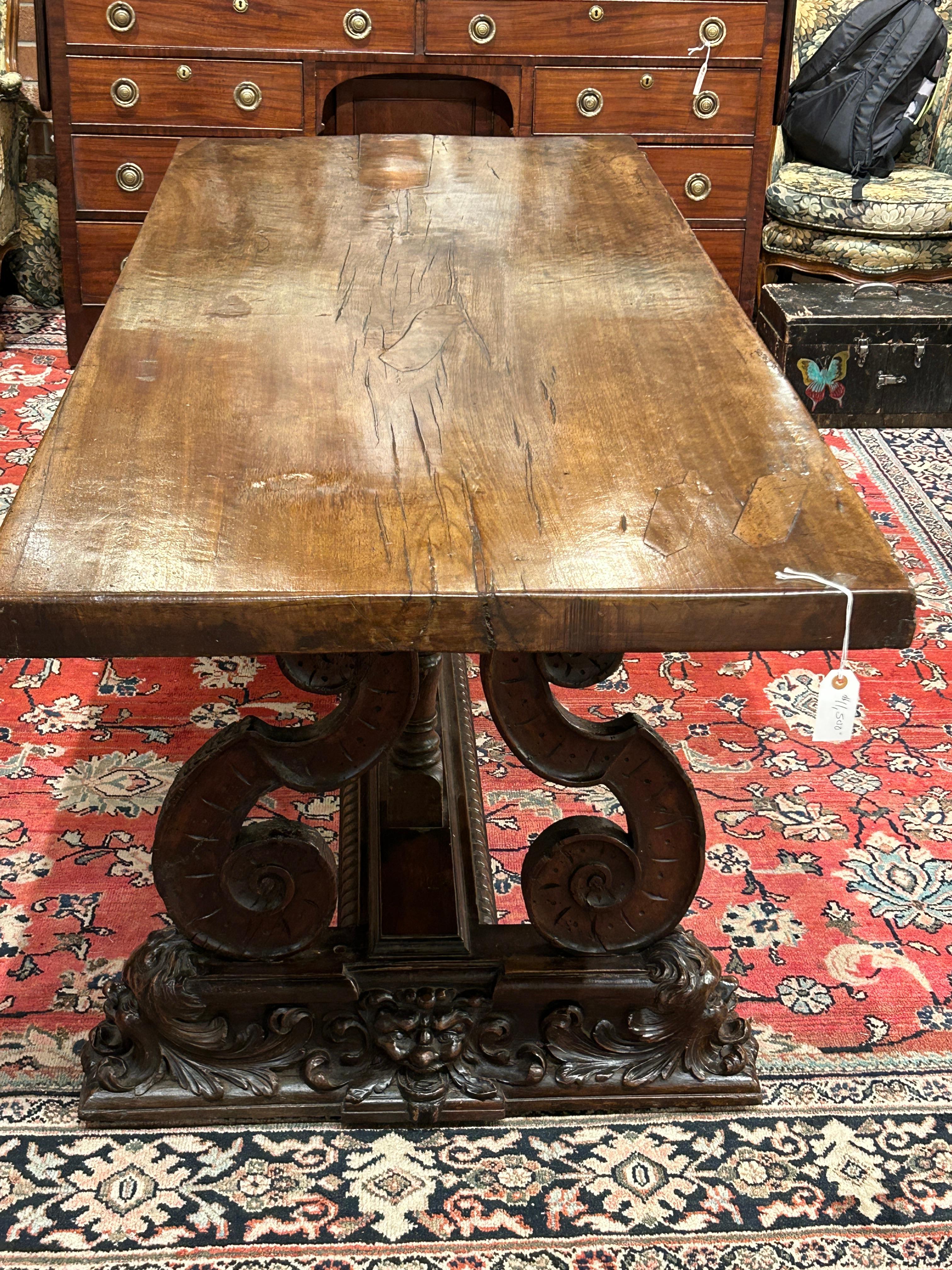 Wir stellen Ihnen ein atemberaubendes Möbelstück vor, das jeden Wohnraum aufwertet: einen italienischen Nussbaumtisch im Barockstil aus dem späten 17. Die Platte dieses herrlichen Tisches ist aus massivem Nussbaumholz gefertigt und bietet eine