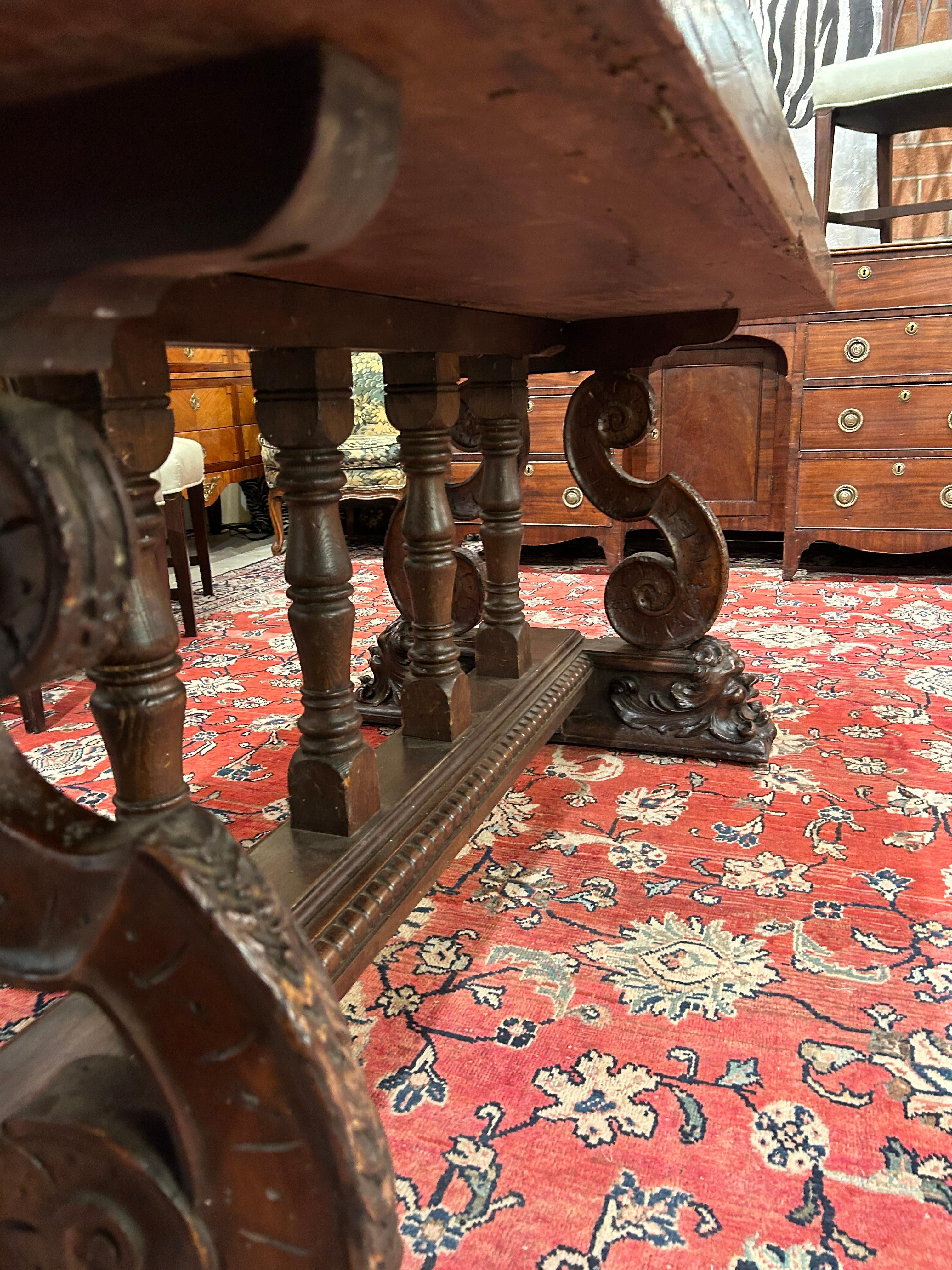 Noyer Table de salle à manger baroque italienne de la fin du XVIIe siècle  en vente