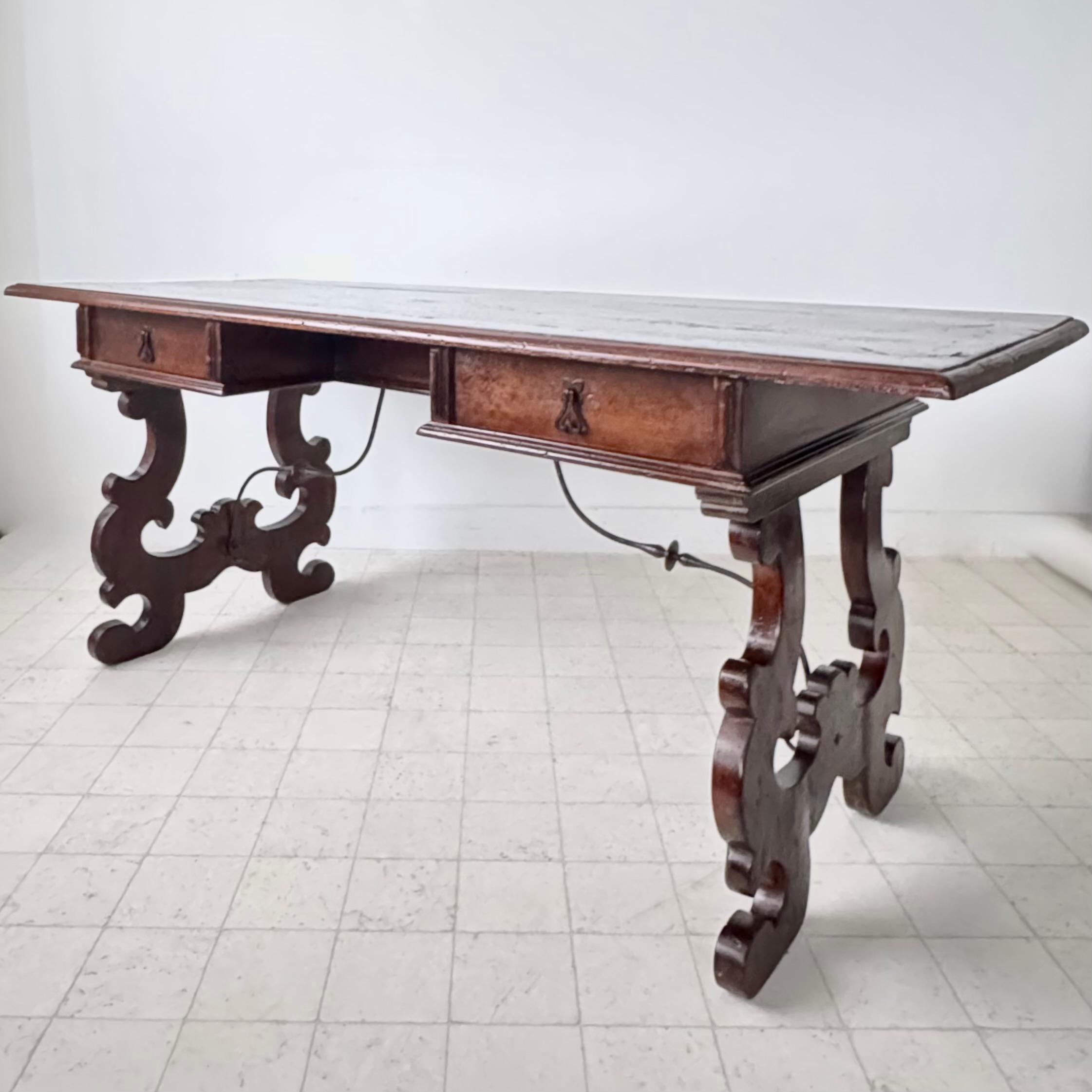 Spätes 17. Jahrhundert Barock Schreibtisch / Schreiben oder Bibliothek Tisch mit zwei Schubladen unterstützt eine elegante Leier-förmigen Basis mit aufwendig geschnitzten Beinen durch schmiedeeiserne Träger verbunden. der Tisch kann freistehend,