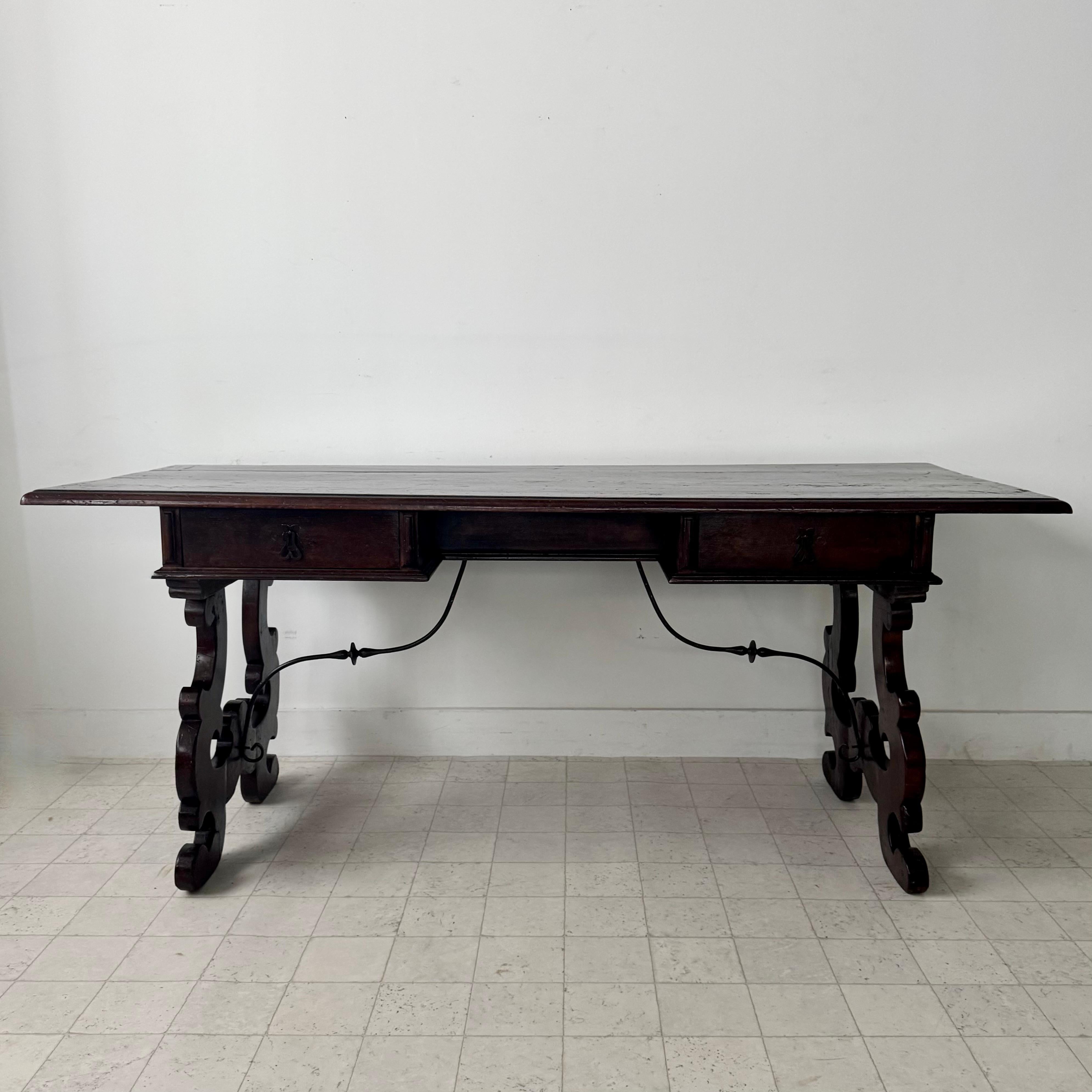 Spätes 17. Jahrhundert Italienischer Barock Bibliothekstisch / Schreibtisch (Handgeschnitzt) im Angebot