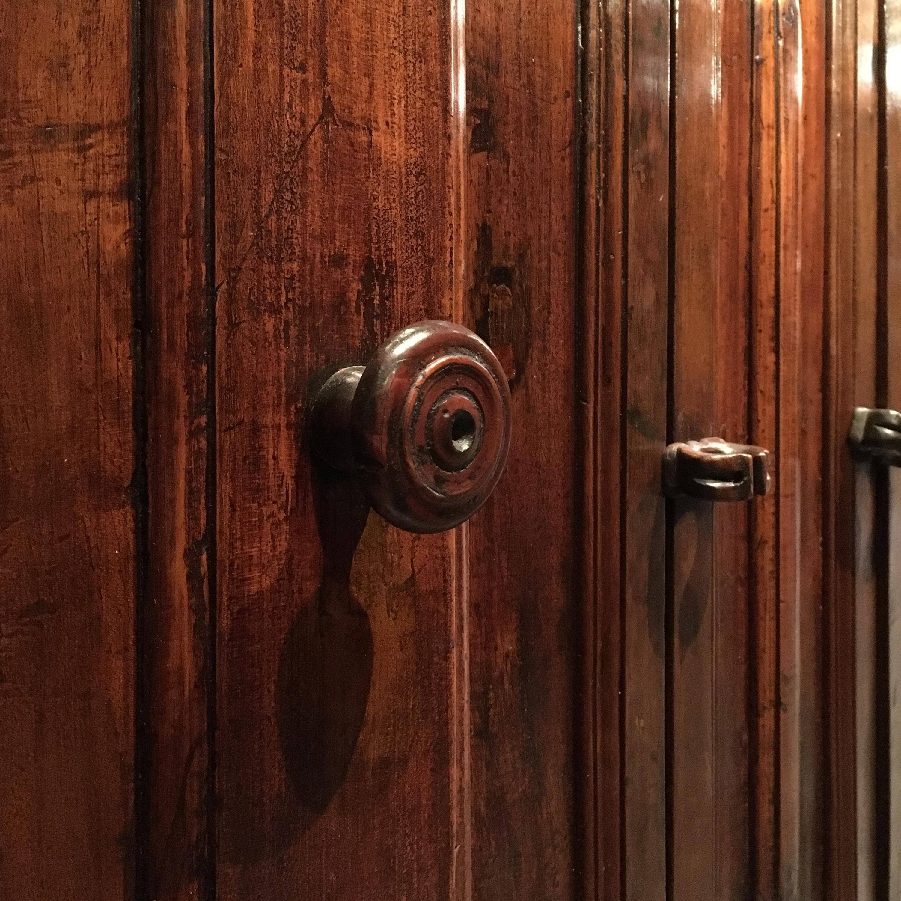 Late 17th Century Italian Carved Credenza in Solid Walnut Wood For Sale 6