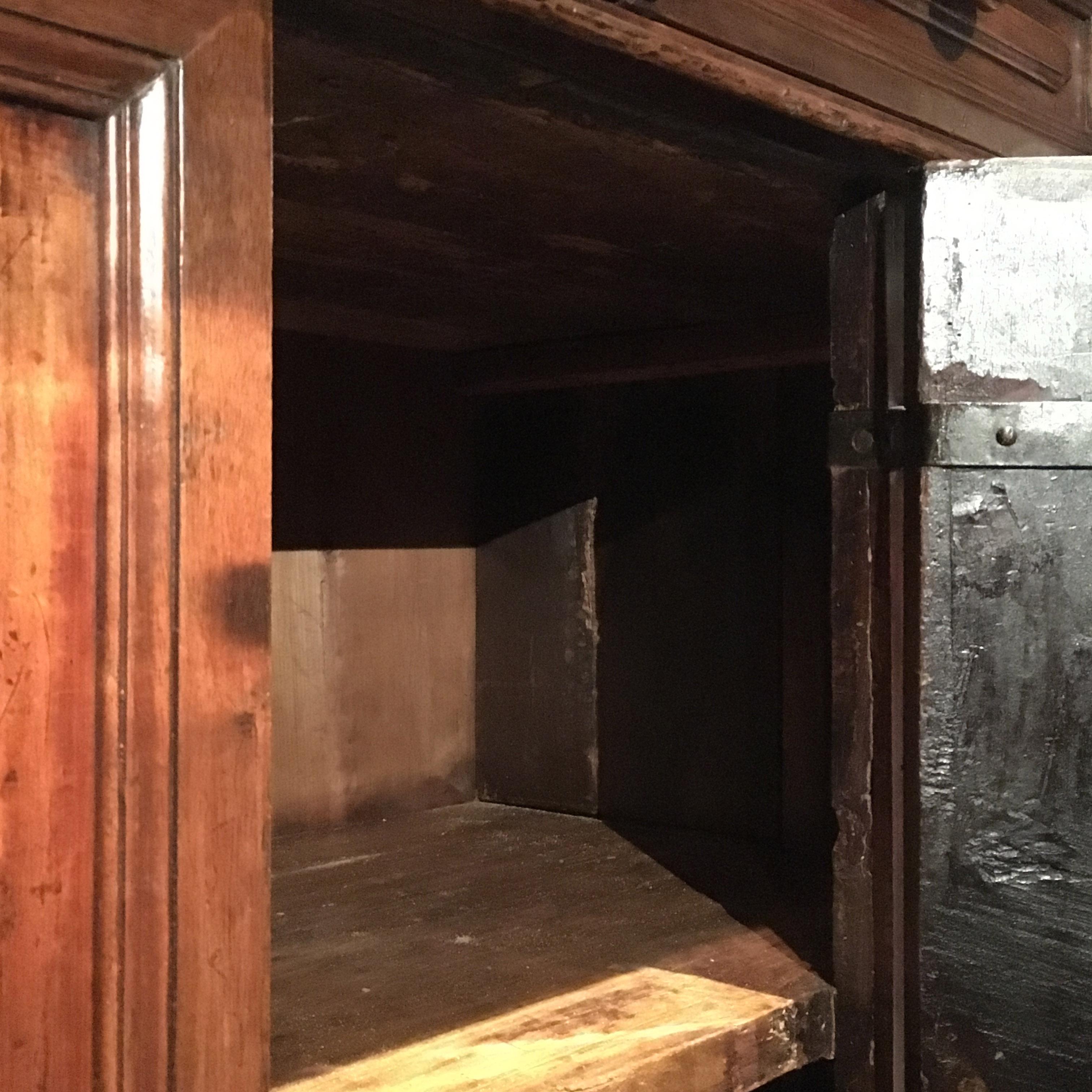 Late 17th Century Italian Carved Credenza in Solid Walnut Wood For Sale 3