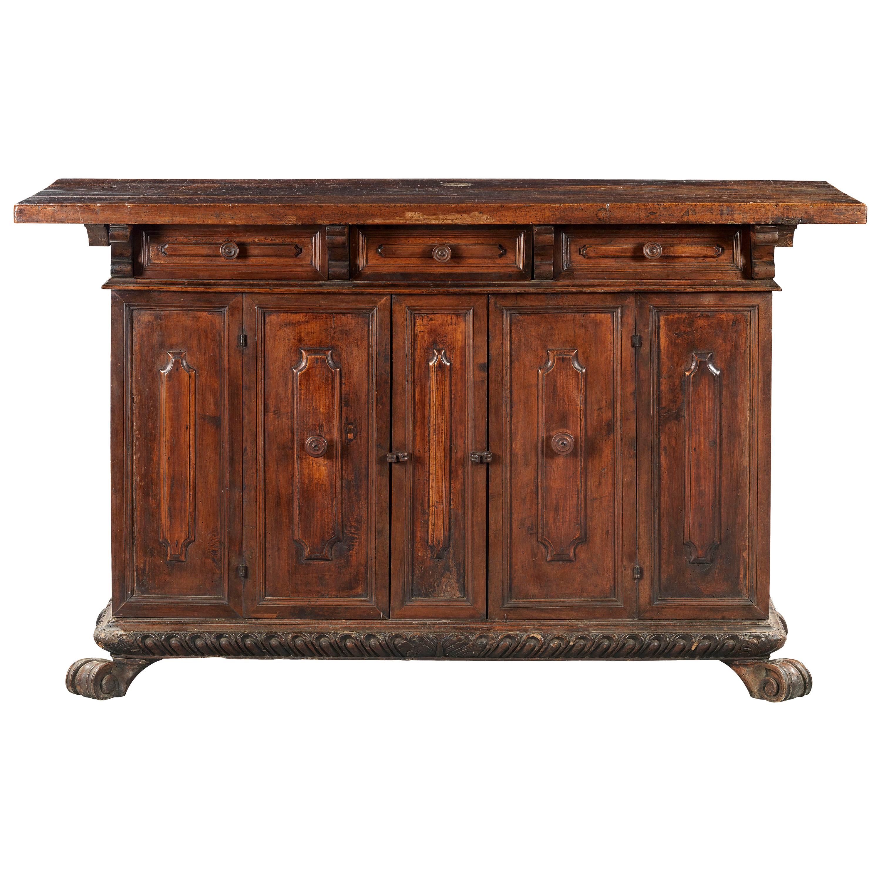 Late 17th Century Italian Carved Credenza in Solid Walnut Wood For Sale 4