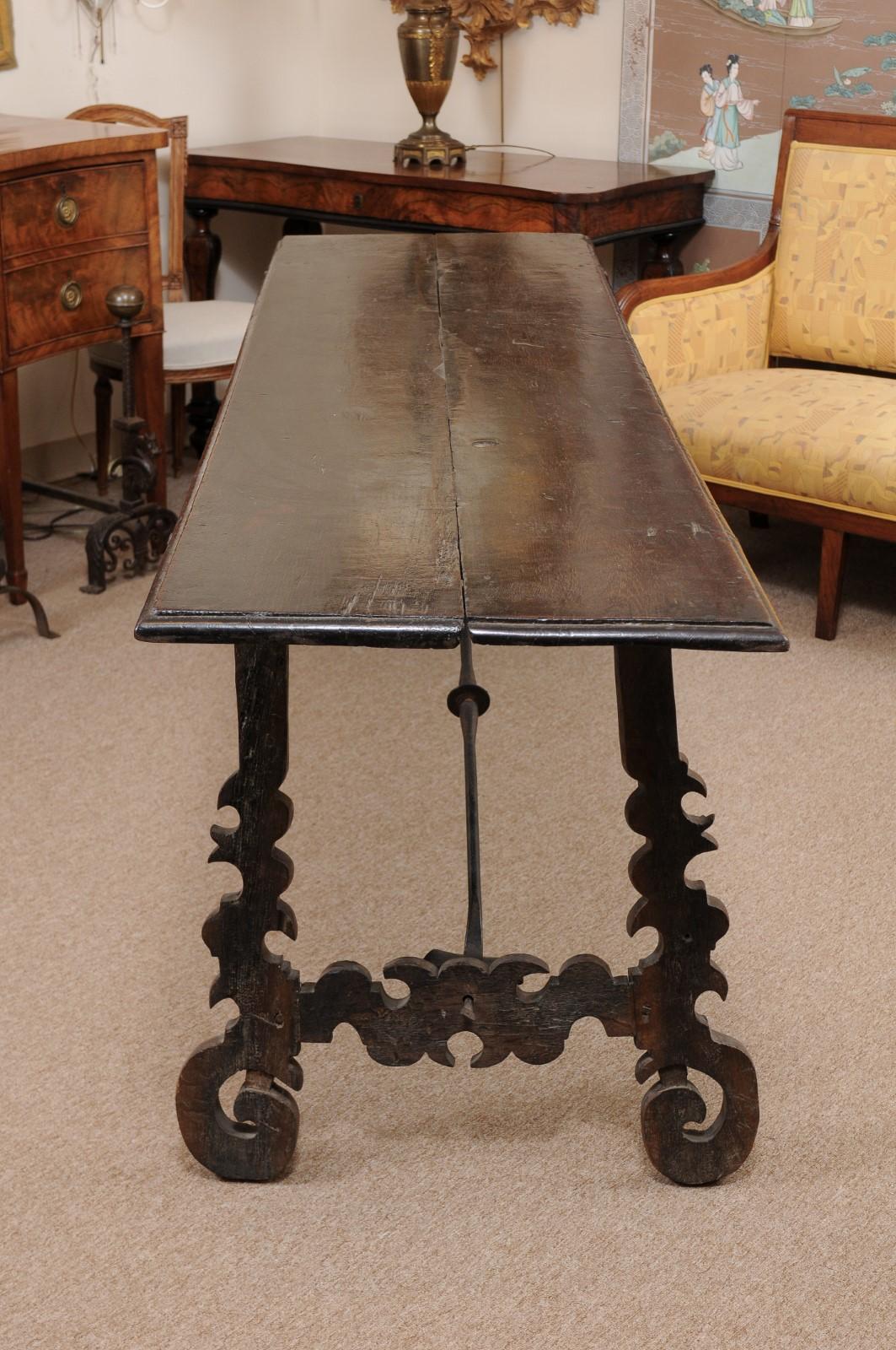 Später 17. Jahrhundert Italienischer Kastanienholz Leierkasten Tisch (Schmiedeeisen) im Angebot