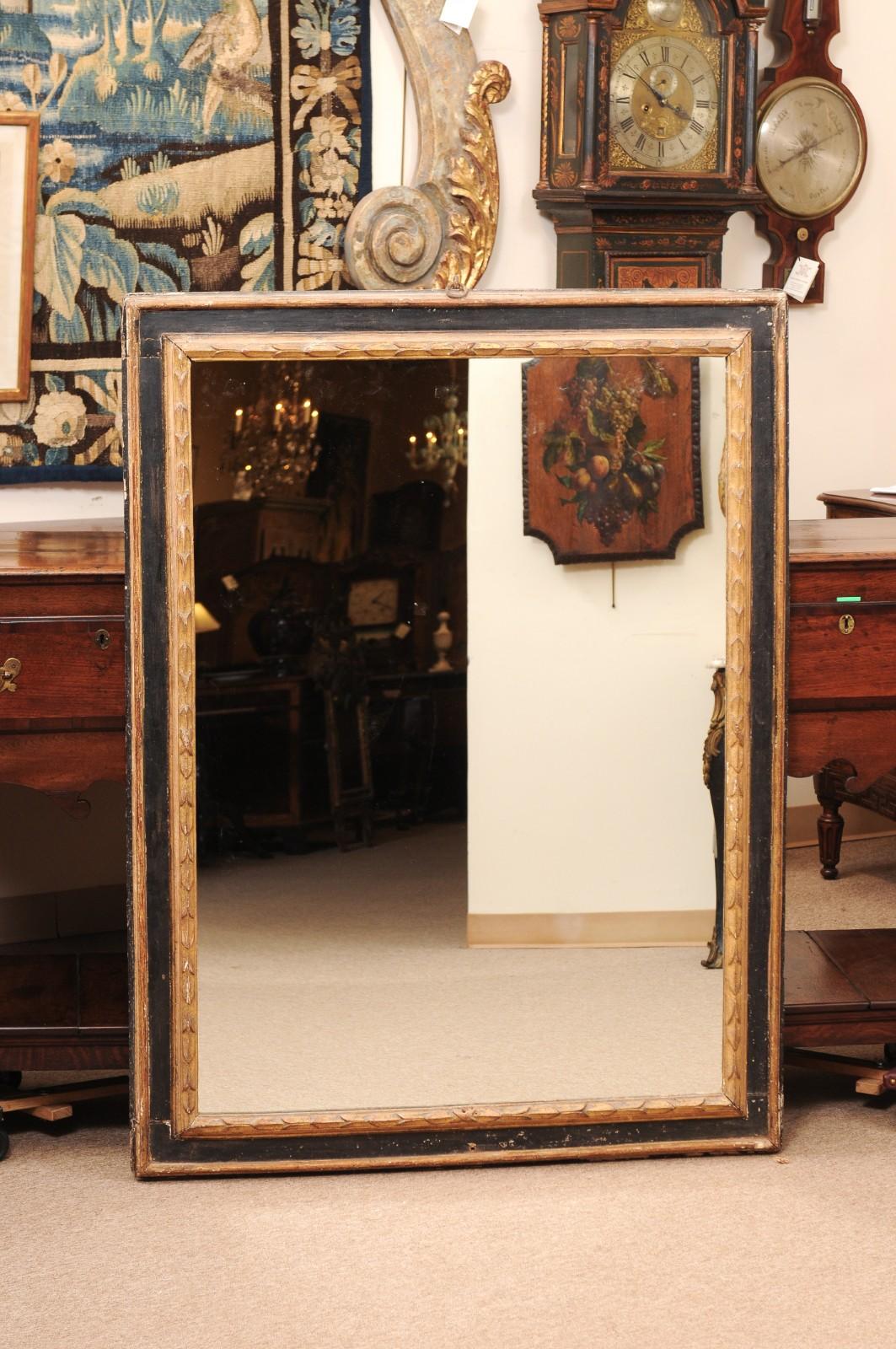 italien Miroir rectangulaire peint, doré et ébonisé, Toscane, fin du XVIIe siècle en vente