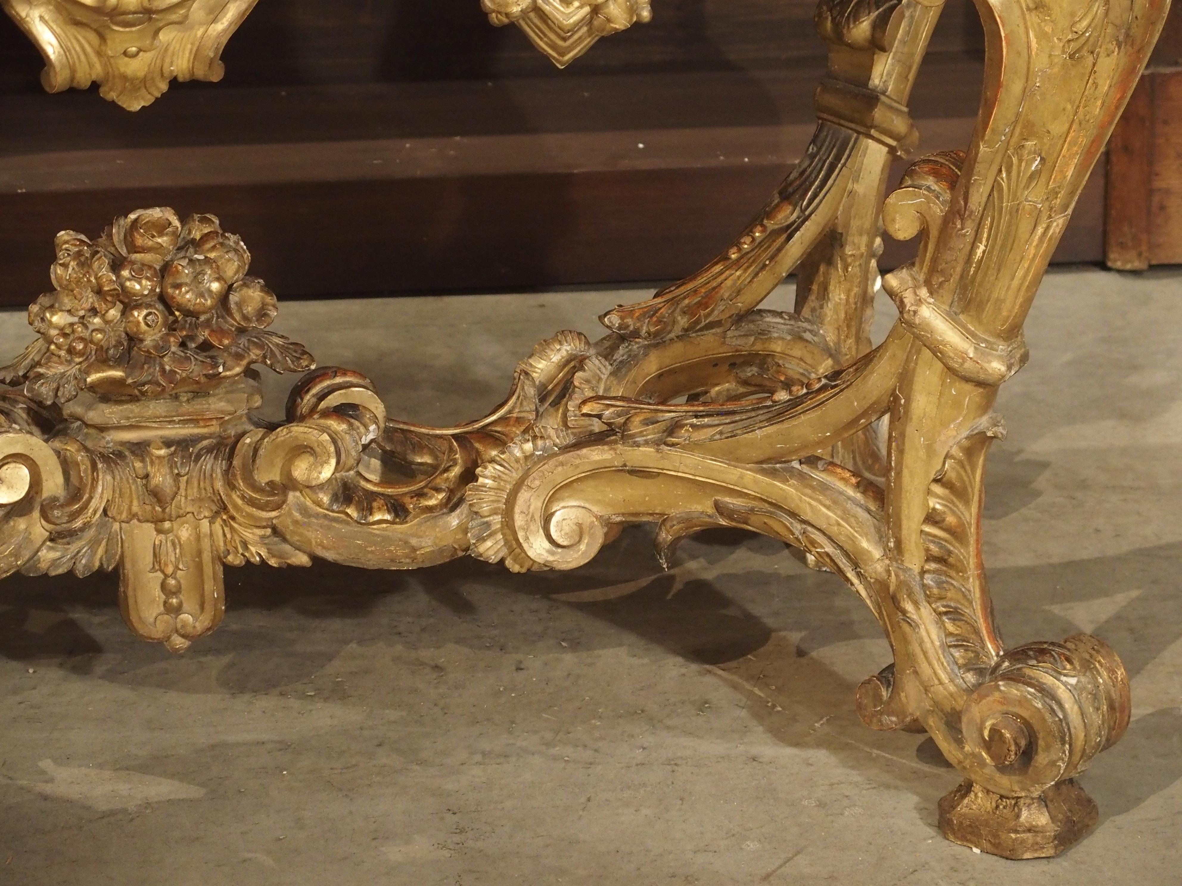 Tavolo consolle in legno dorato italiano della fine del XVII secolo con piano in marmo incastonato in vendita 10