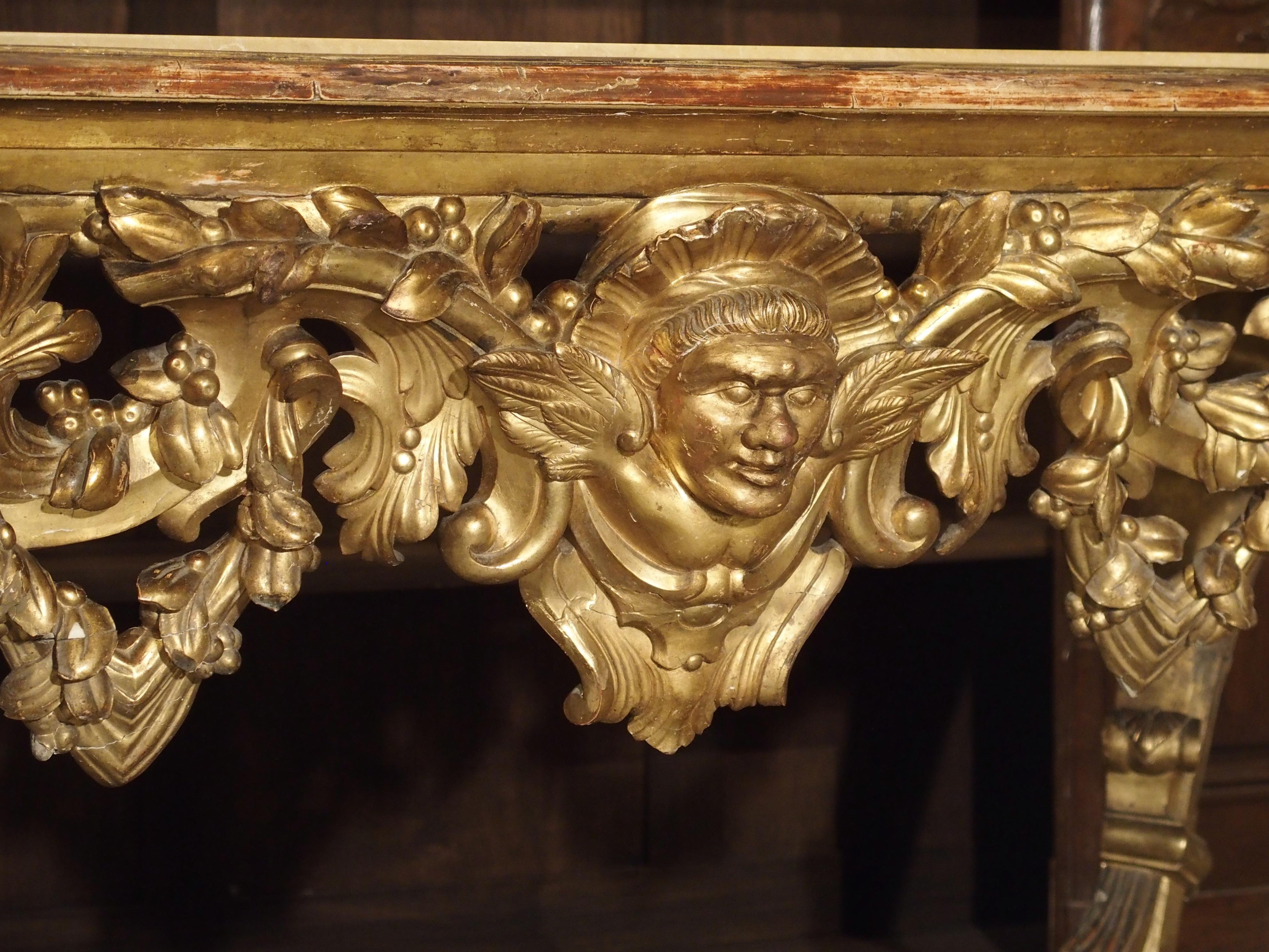 Intagliato a mano Tavolo consolle in legno dorato italiano della fine del XVII secolo con piano in marmo incastonato in vendita