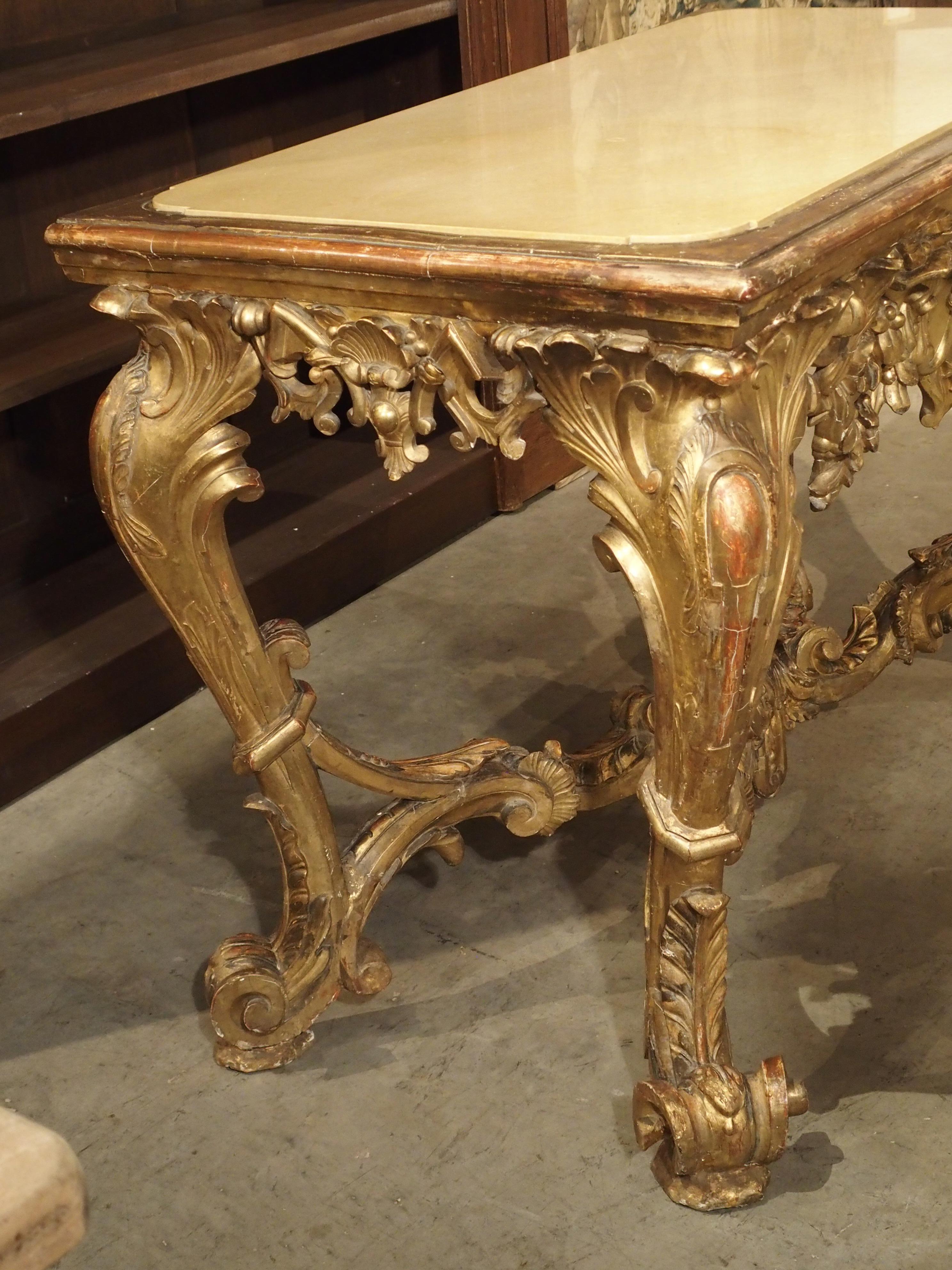 Tavolo consolle in legno dorato italiano della fine del XVII secolo con piano in marmo incastonato in vendita 1