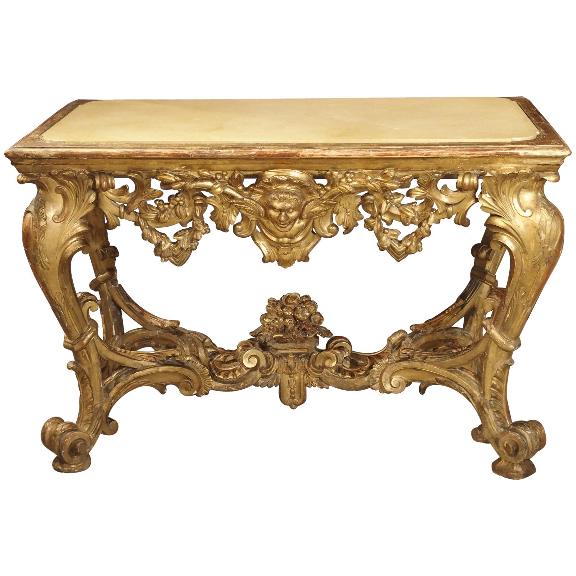 Table console italienne en bois doré de la fin du XVIIe siècle avec plateau en marbre encastré