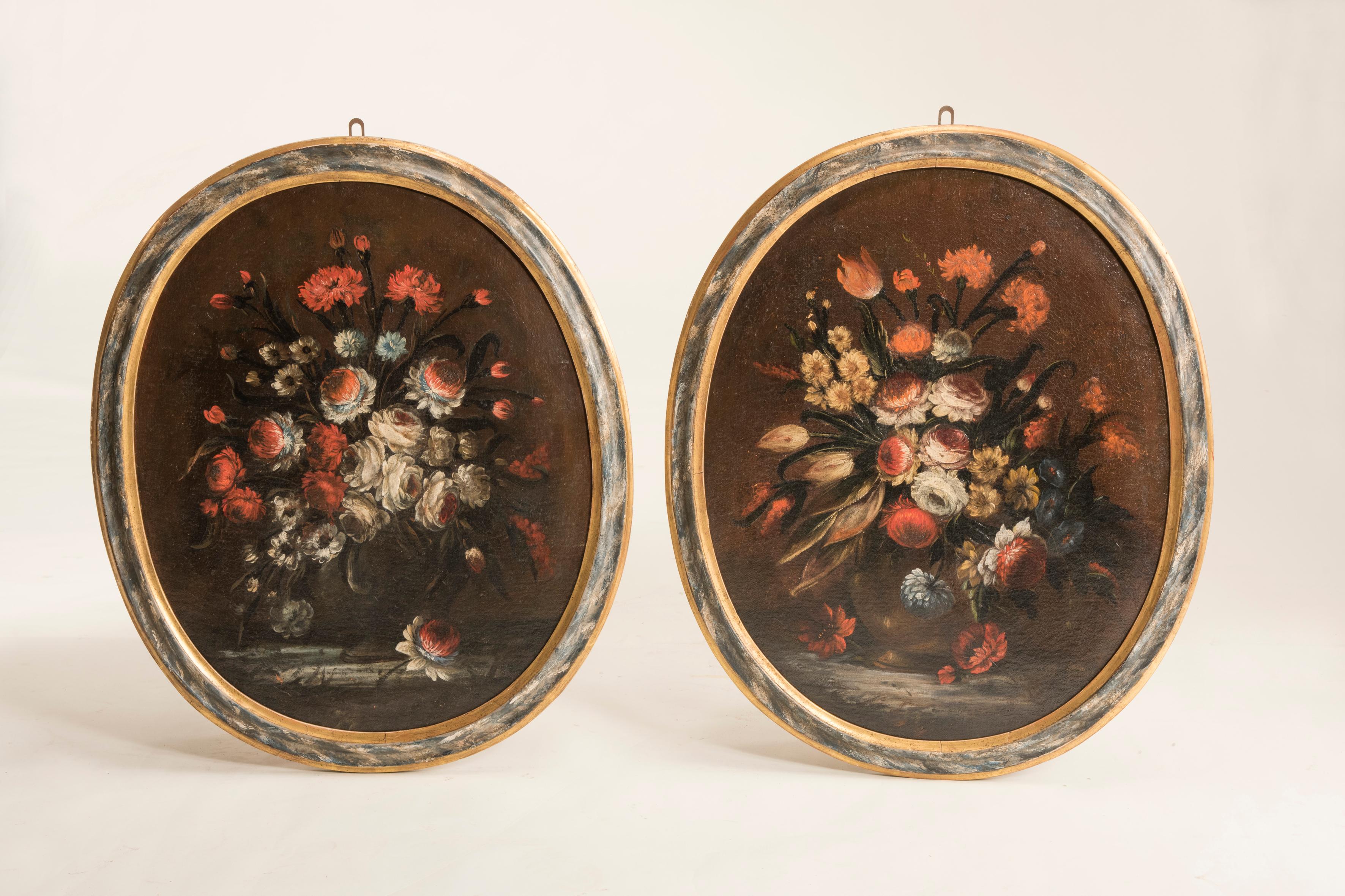 Late 17th-early 18th century Italian oval lacquered frames flowers still life, set of two paintings.
Lacquered wooden coeval frames.
Oil on canvas with dark background and finely defined flowers.
Restoration: cleaning and new canvas.
Size:
cm
