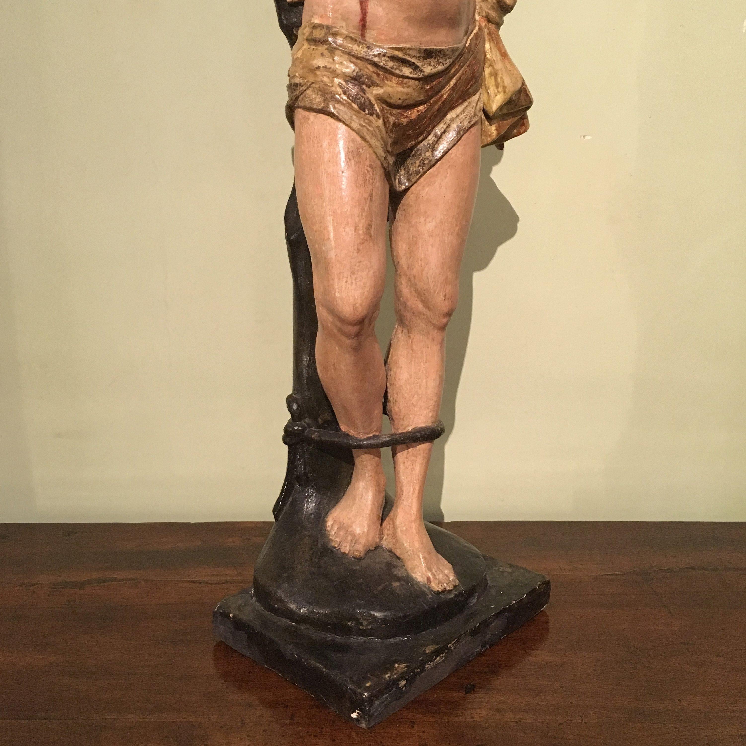 Late 17th Century Italian Saint Sebastian Sculpture in Carved and Painted Wood im Zustand „Gut“ in Firenze, Tuscany