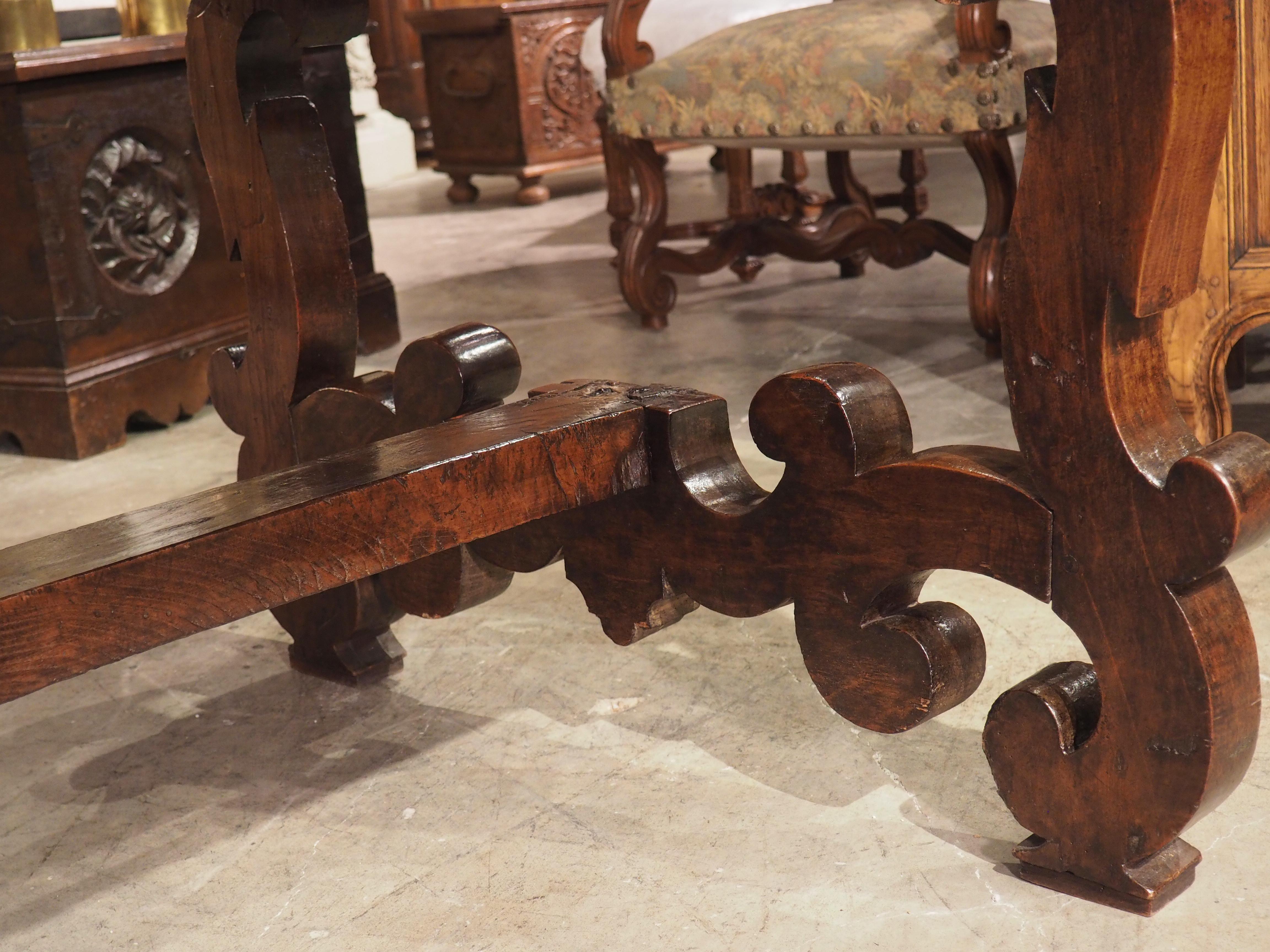 Table de bibliothèque italienne en bois de noyer de la fin du XVIIe siècle en vente 3