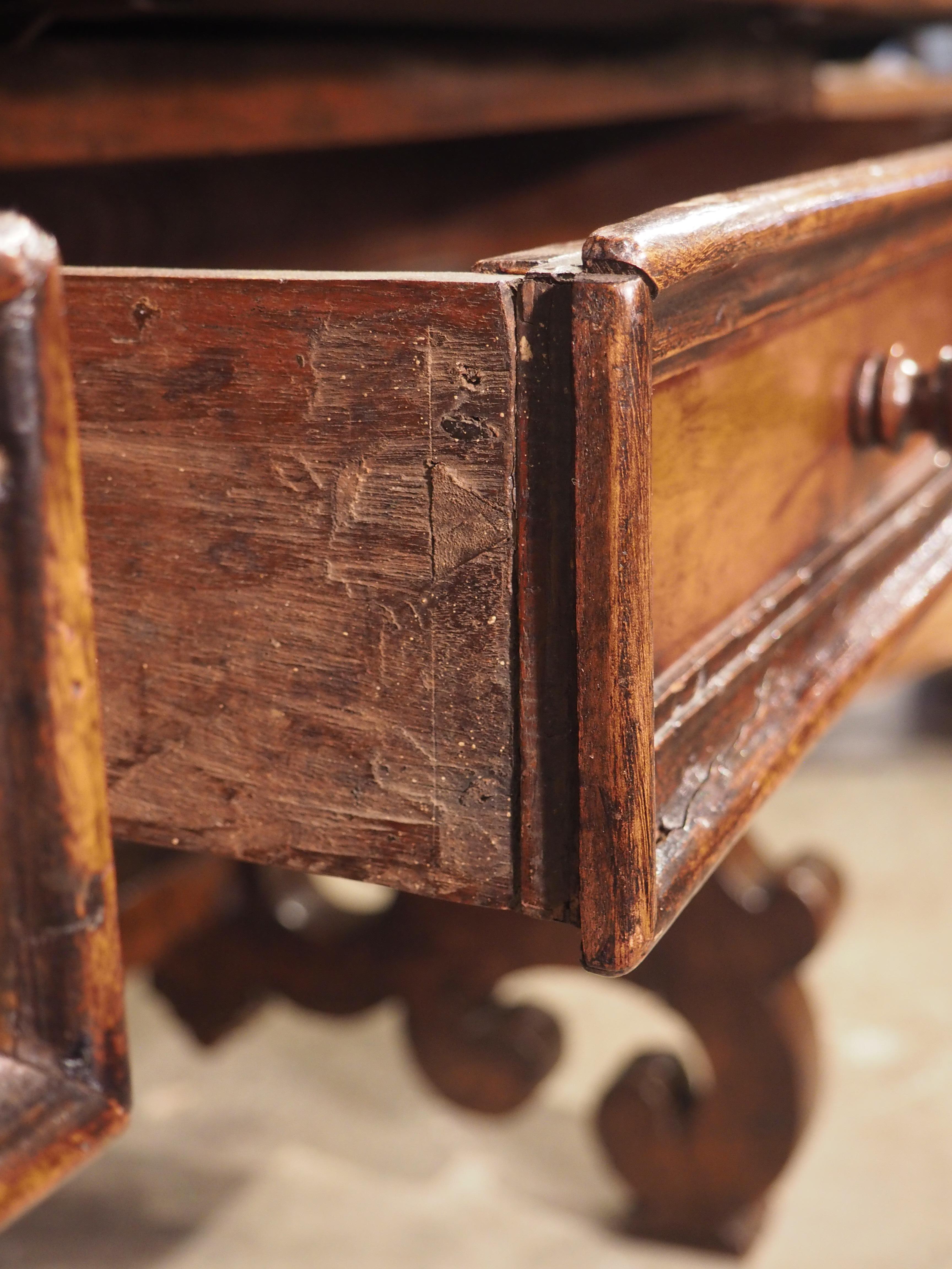 Late 17th Century Italian Walnut Wood Library Table For Sale 7