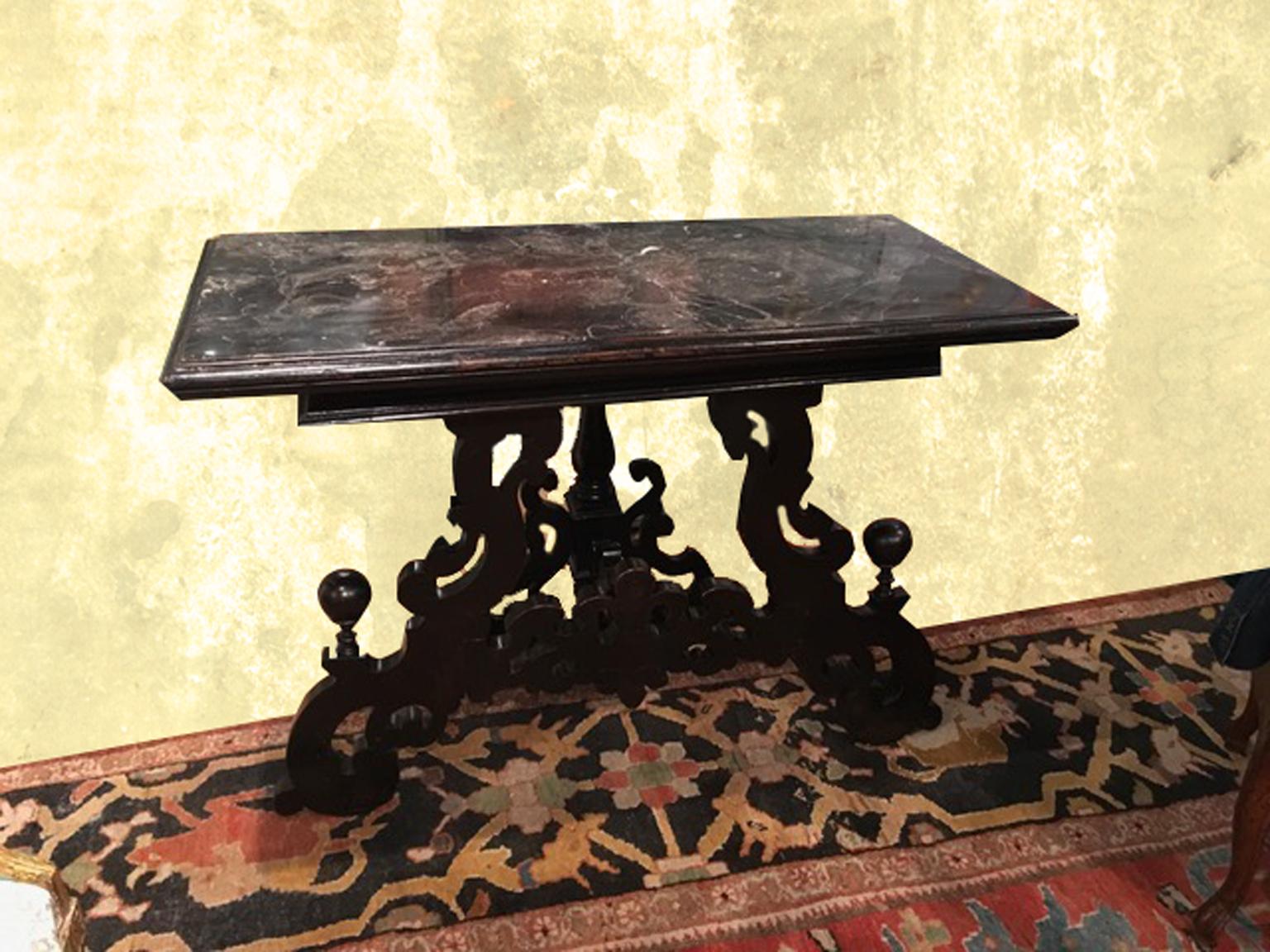 Sculpté à la main Console italienne de la fin du 17ème siècle en bois d'ébène sculpté à la main en marbre noir en vente