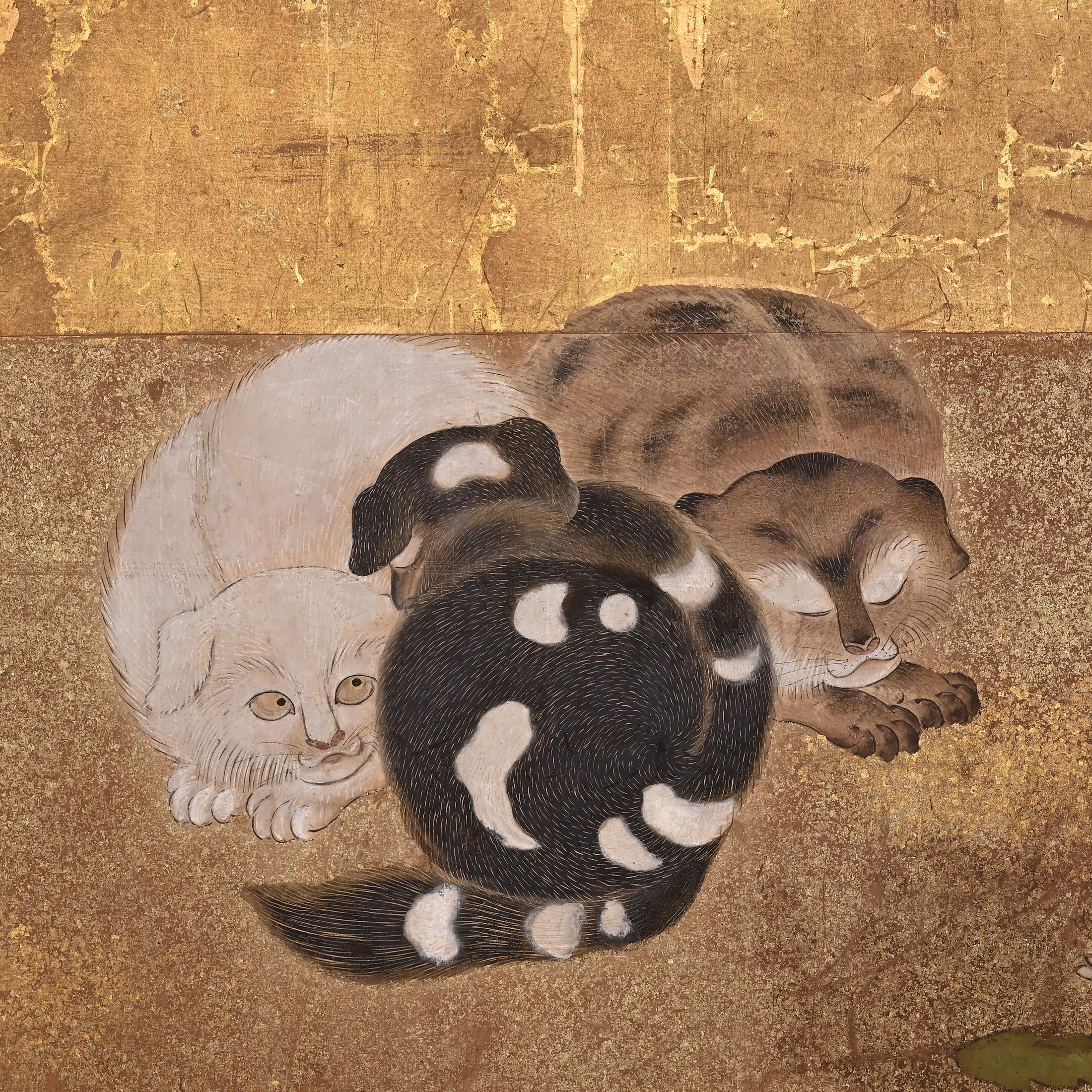 Japanischer Raumteiler des späten 17. Jahrhunderts. Puppy und Kittens auf Blattgold.  (Handbemalt) im Angebot