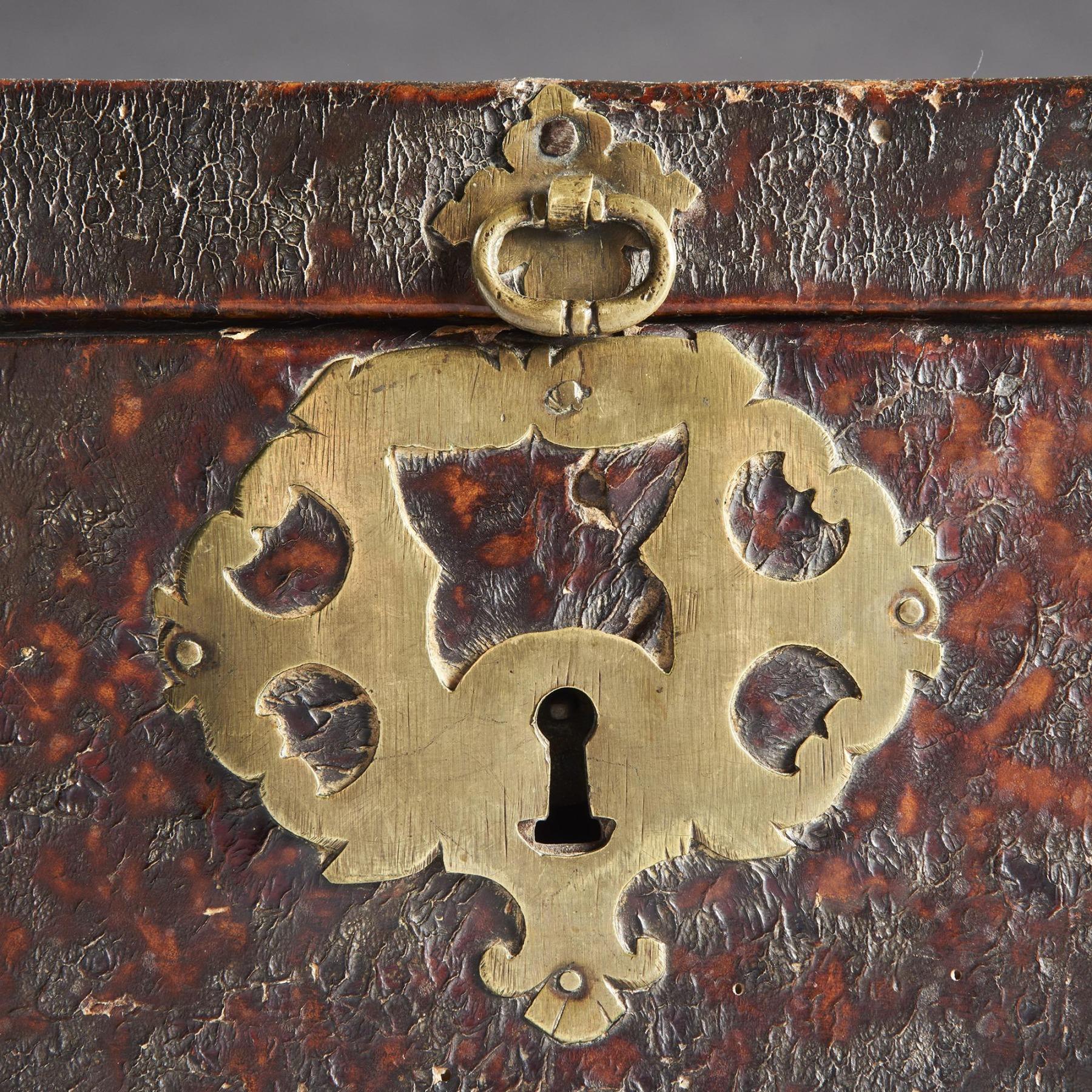 Boîte de voyage en cuir et laiton de la fin du XVIIe siècle en vente 4