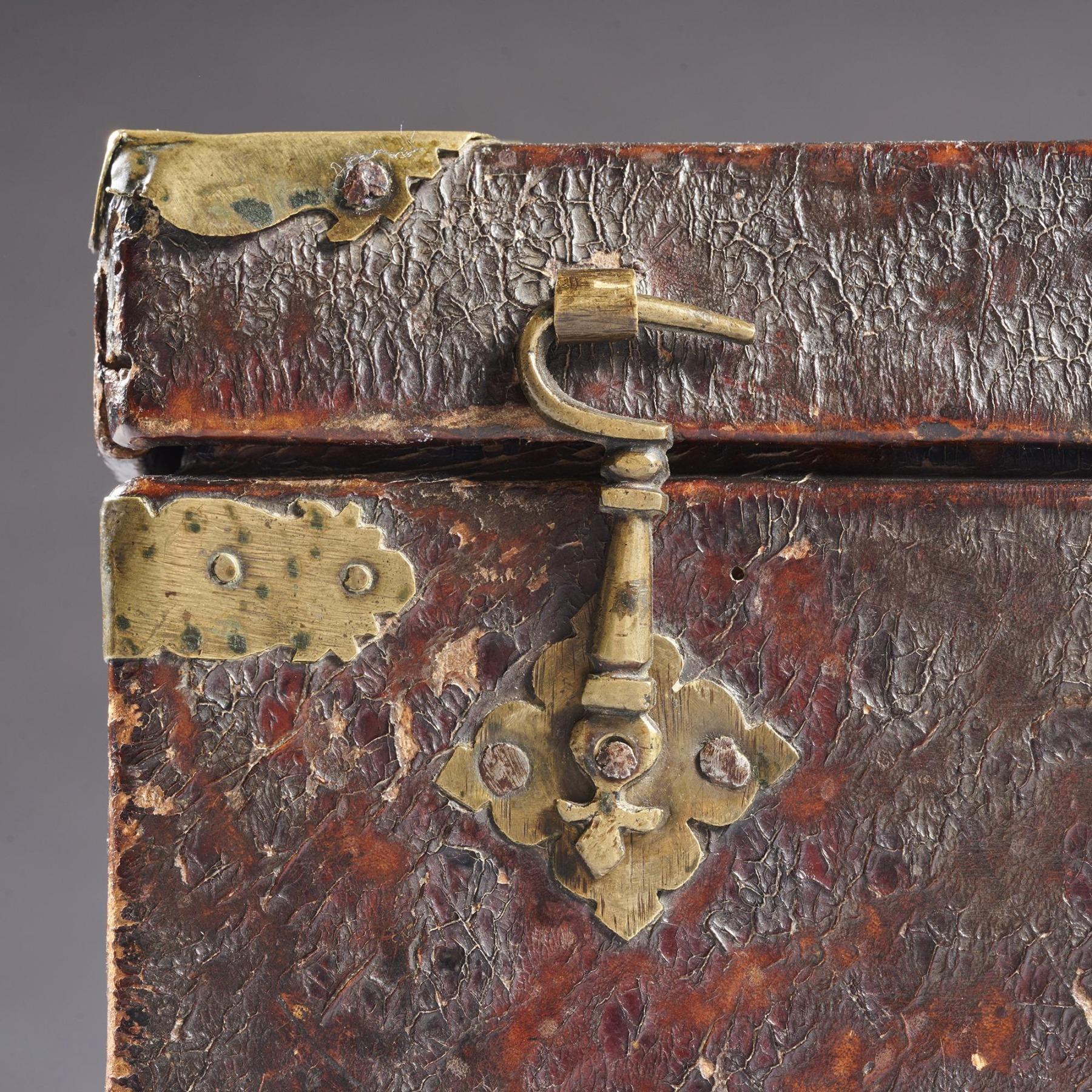 Boîte de voyage en cuir et laiton de la fin du XVIIe siècle en vente 5