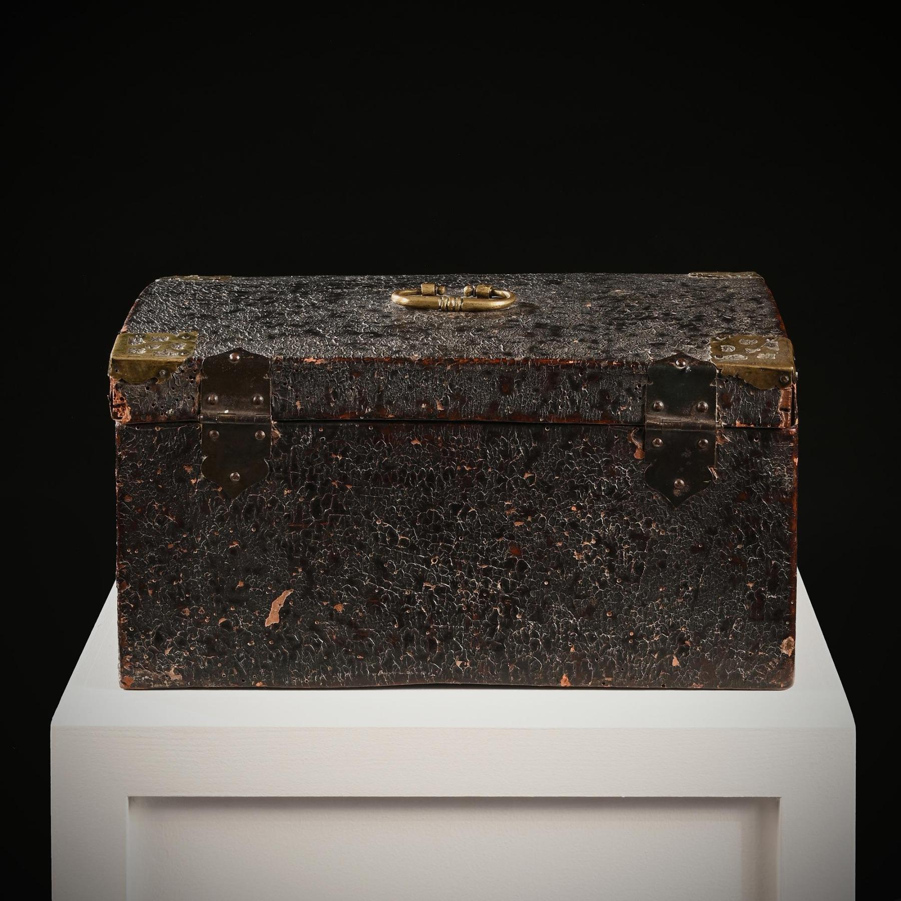Anglais Boîte de voyage en cuir et laiton de la fin du XVIIe siècle en vente