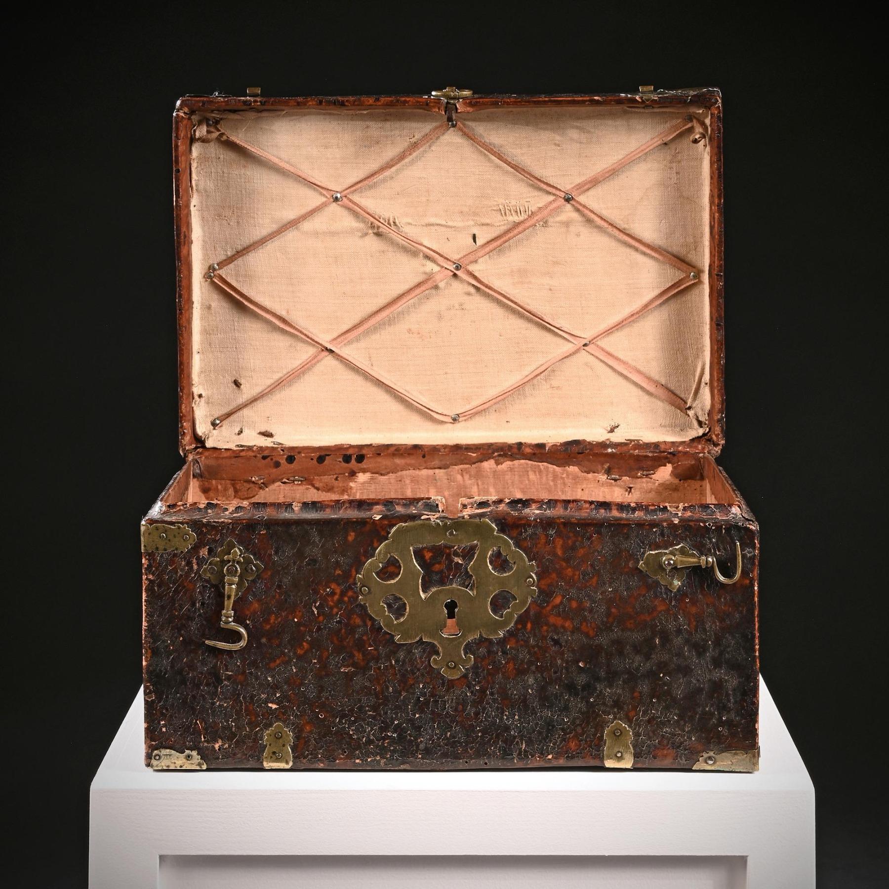 Boîte de voyage en cuir et laiton de la fin du XVIIe siècle Bon état - En vente à Benington, Herts