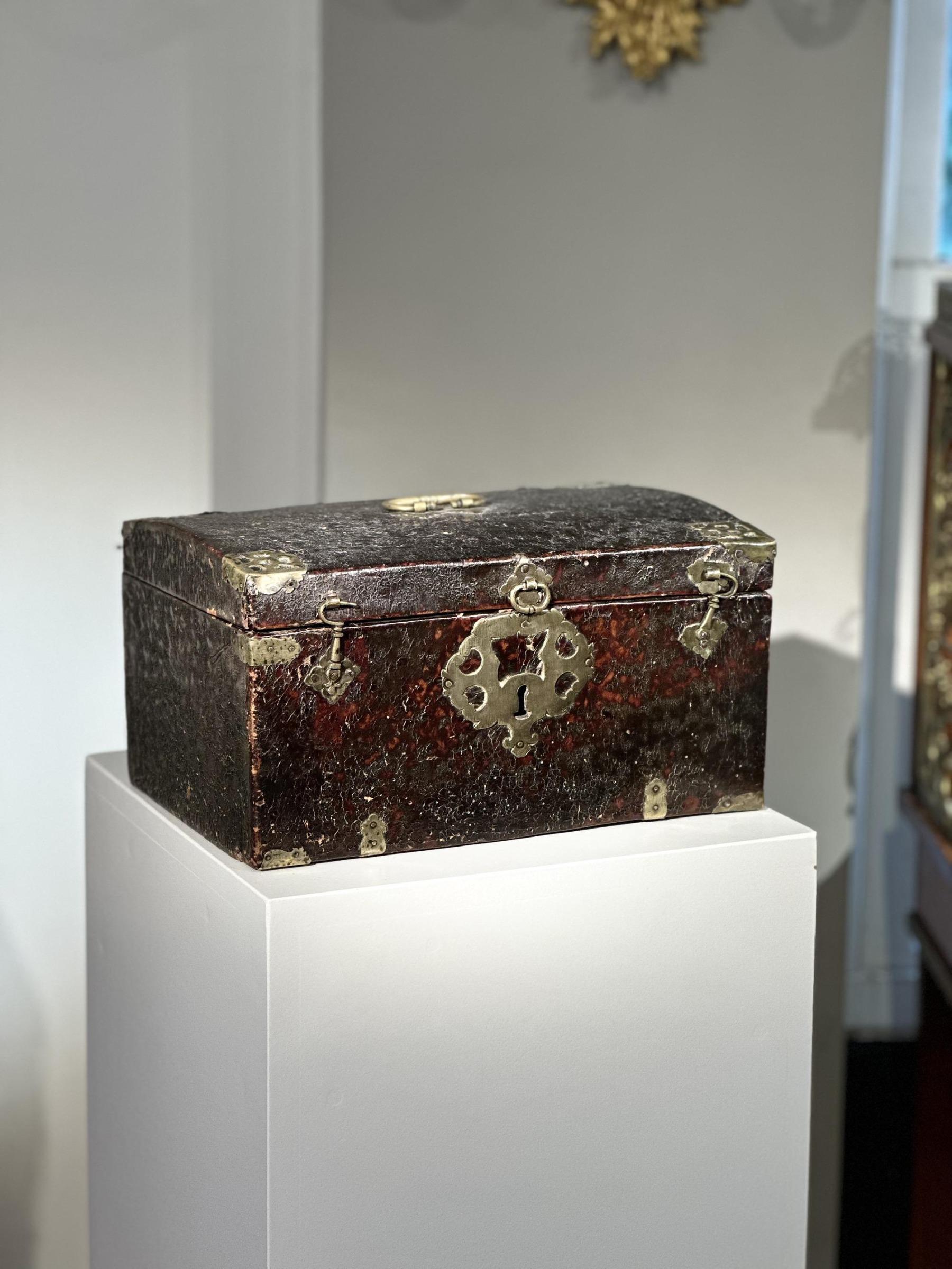 Laiton Boîte de voyage en cuir et laiton de la fin du XVIIe siècle en vente