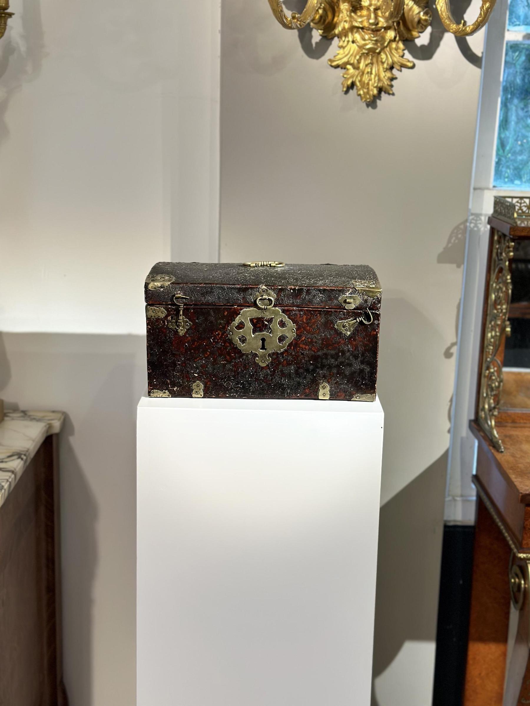 Boîte de voyage en cuir et laiton de la fin du XVIIe siècle en vente 1