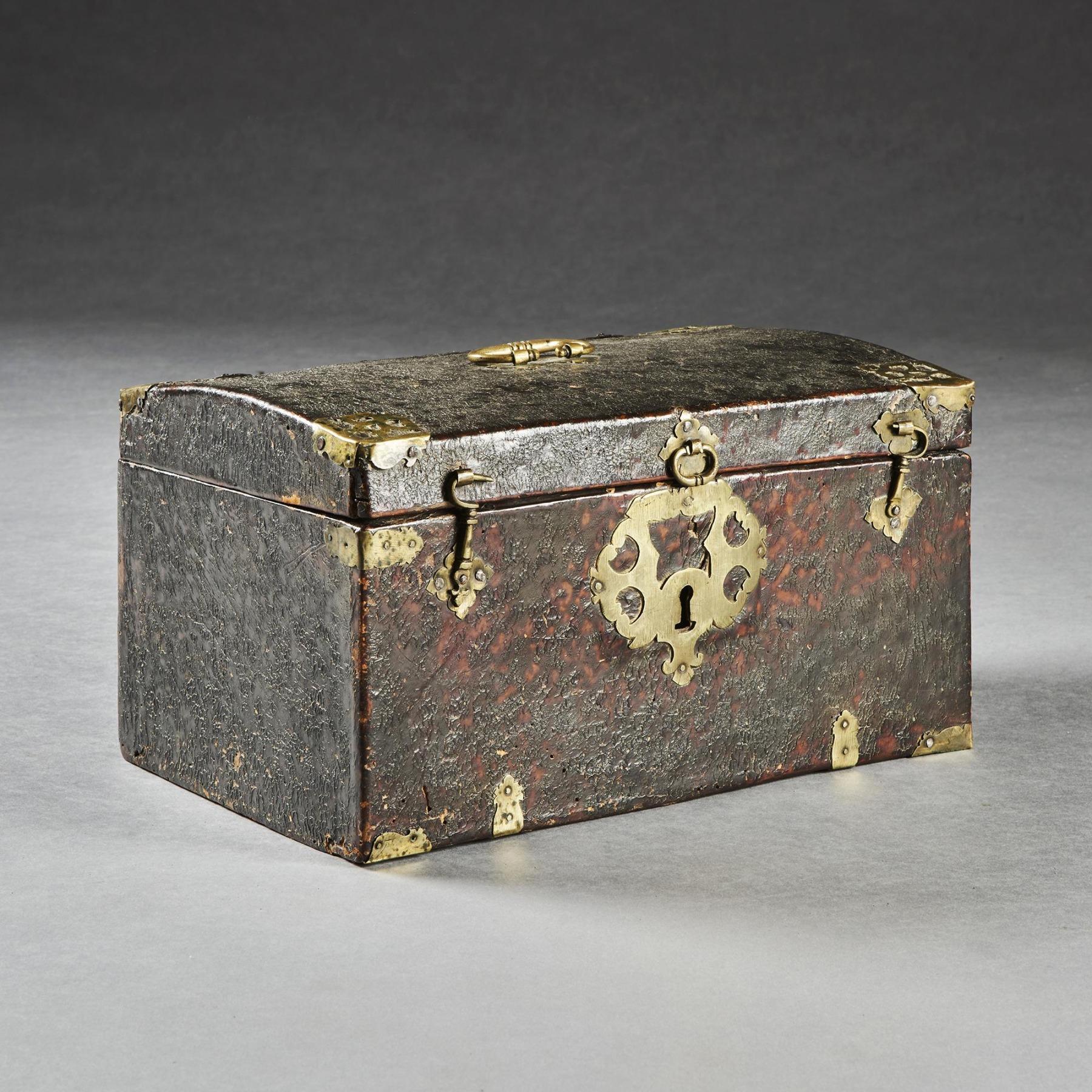 Scatola da viaggio in pelle e ottone della fine del XVII secolo in vendita 1