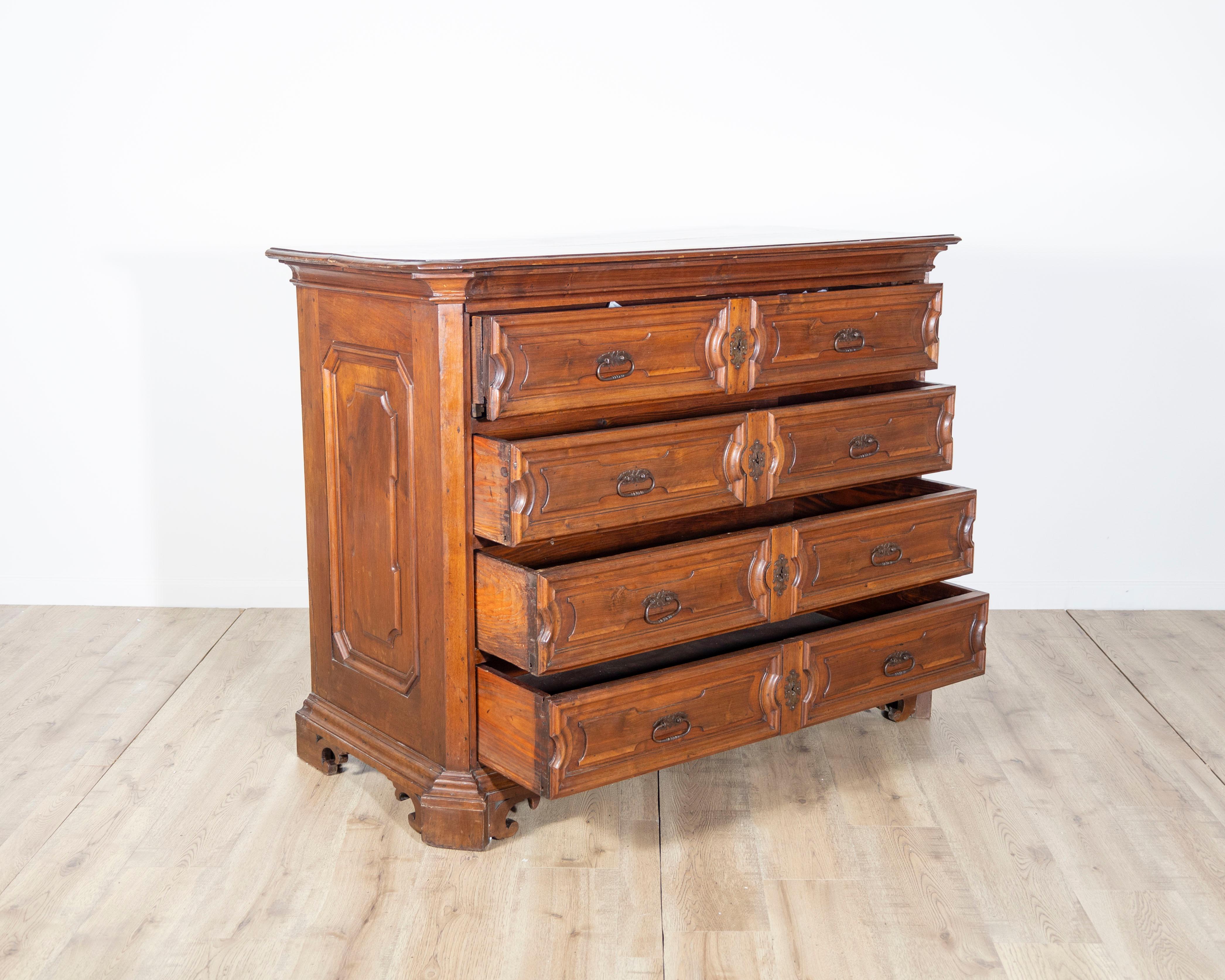 Late 17th Century, Lombard Louis XIV Walnut Canterano with Writing Cabinet For Sale 1