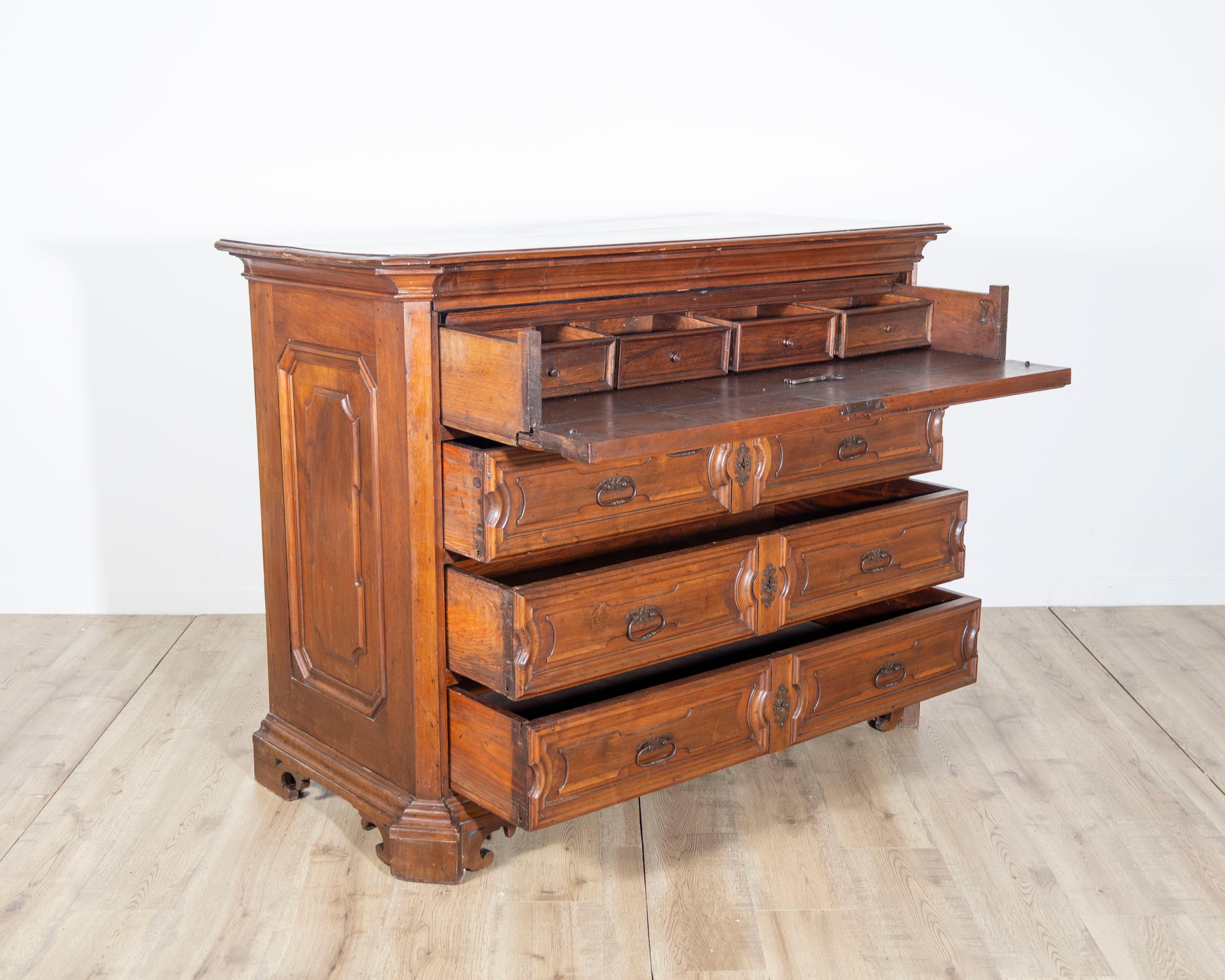 Late 17th Century, Lombard Louis XIV Walnut Canterano with Writing Cabinet For Sale 2