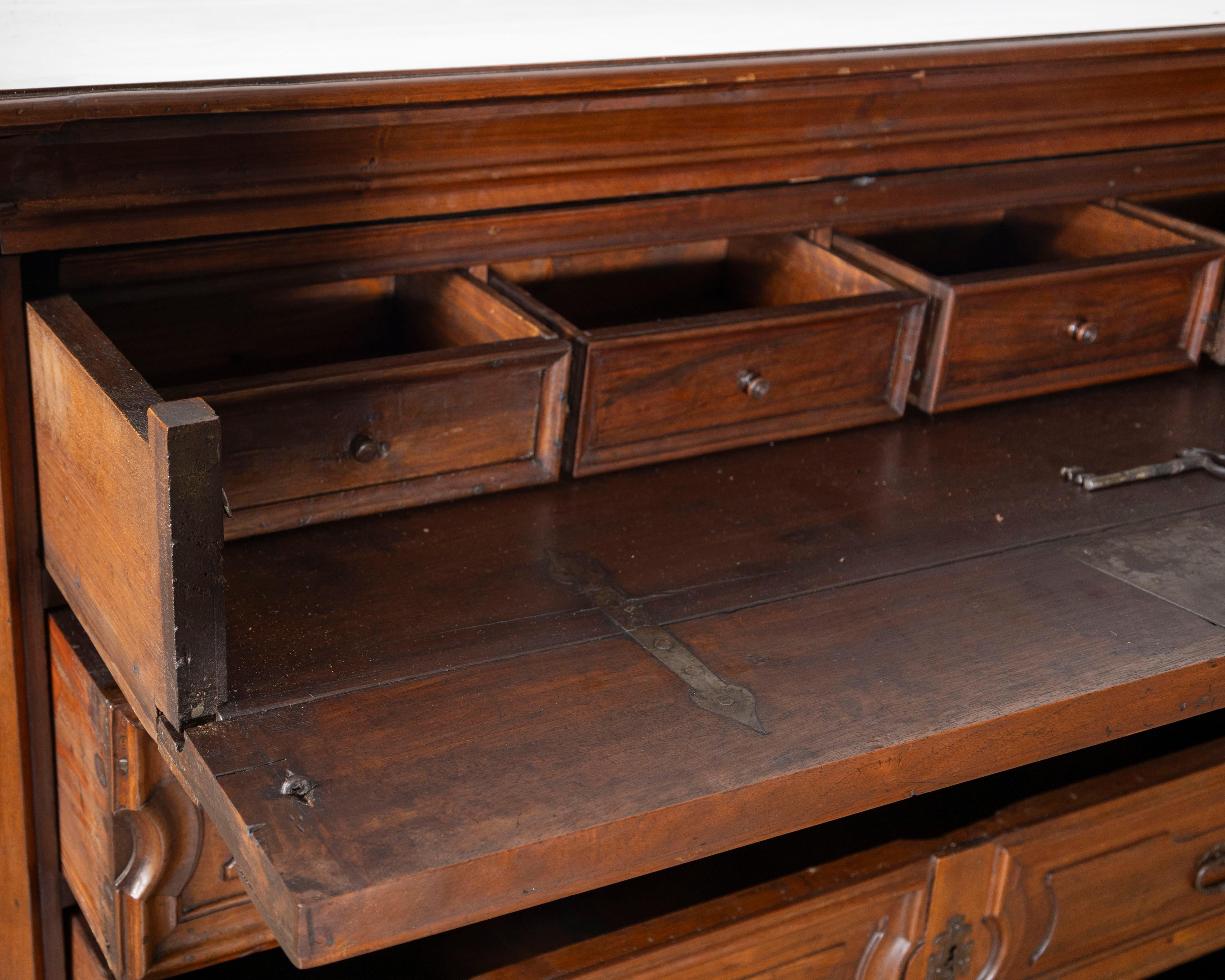 Late 17th Century, Lombard Louis XIV Walnut Canterano with Writing Cabinet For Sale 3