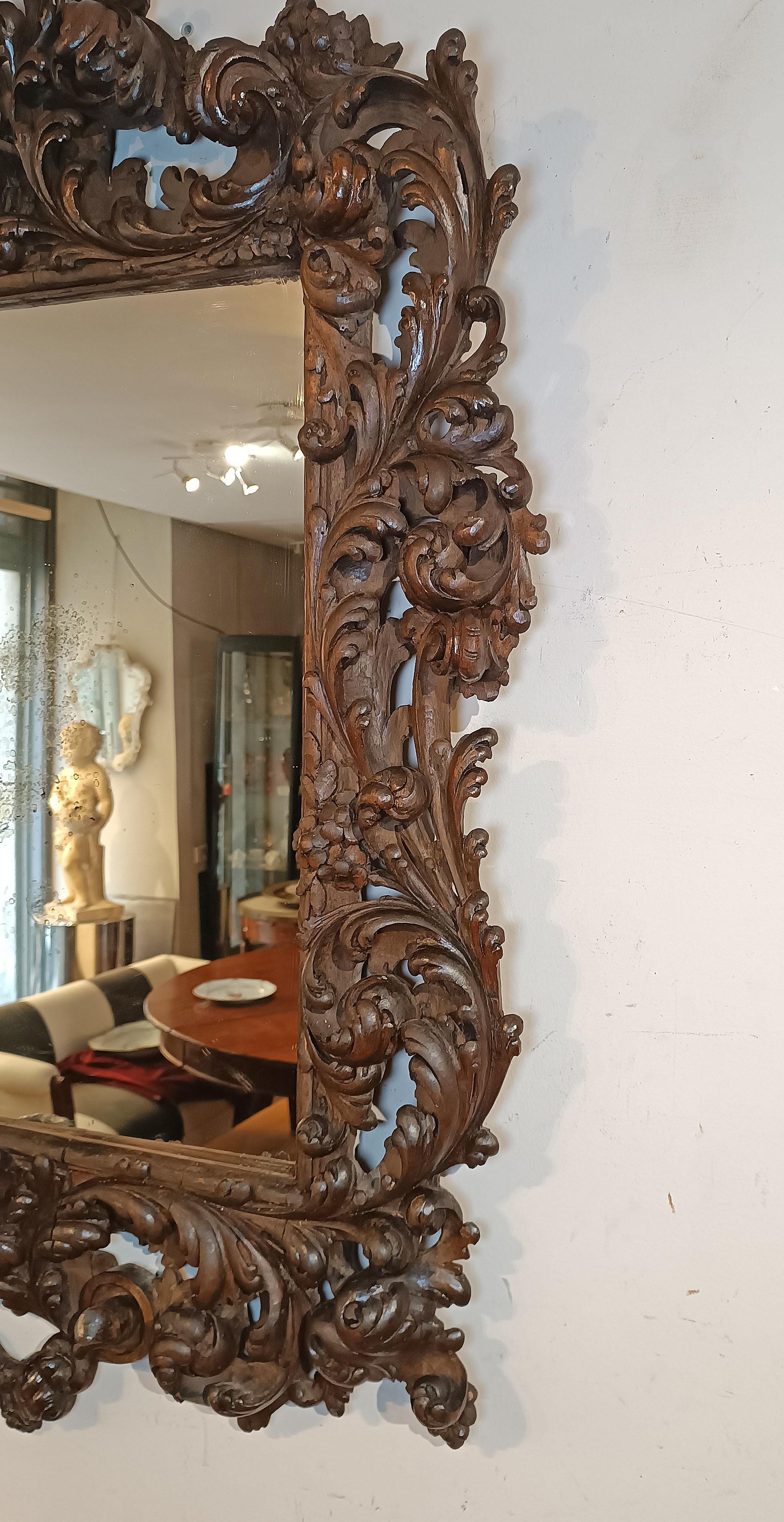 LATE 17th CENTURY LOUIS XIV MIRROR IN WALNUT In Good Condition For Sale In Firenze, FI