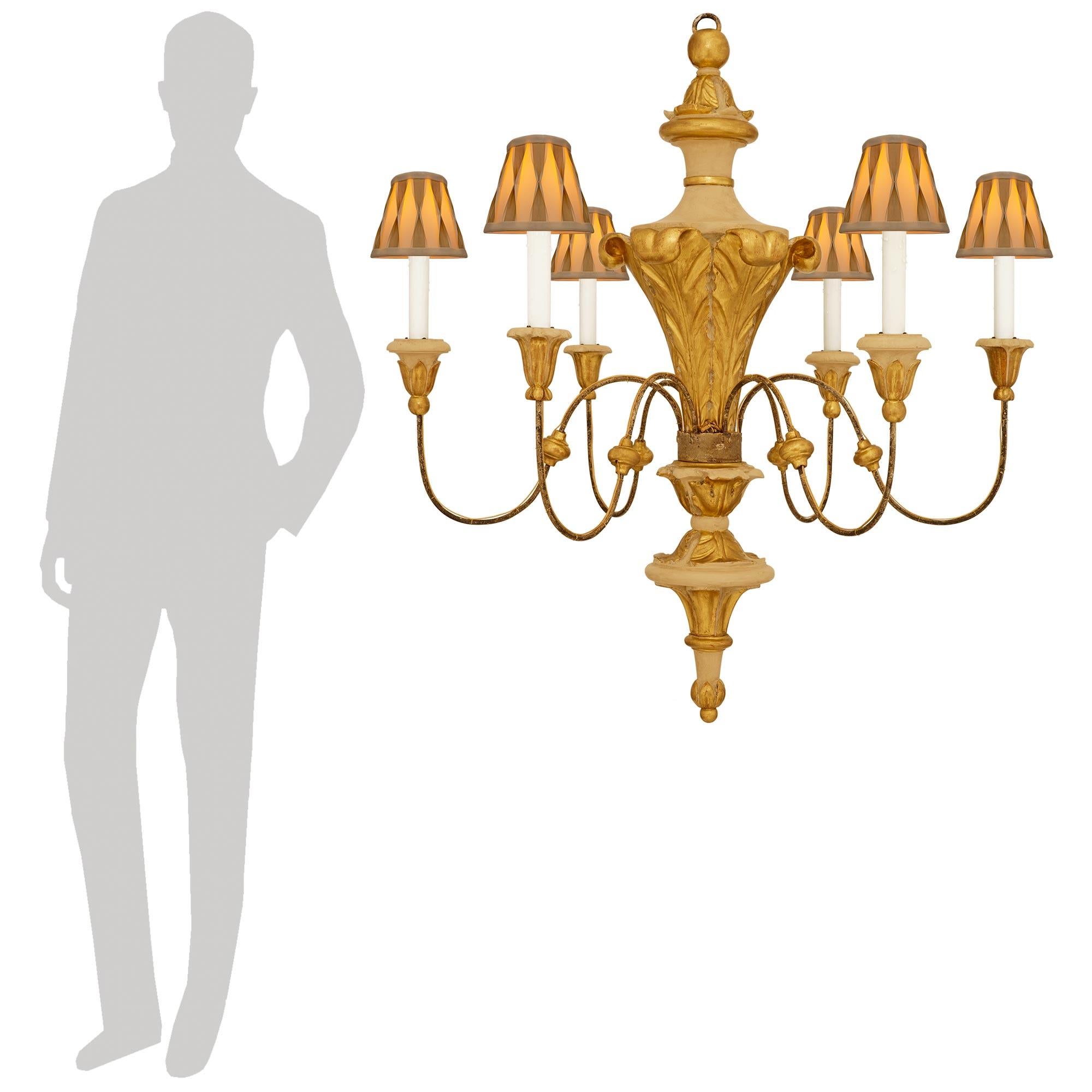 Una coppia decorativa e unica di lampadari italiani della fine del XVII secolo in Wood patinato e Giltwood. Ogni bellissimo lampadario a sei bracci e sei luci è dotato di un terminale inferiore a forma di toupie decorato con fogliame e con una