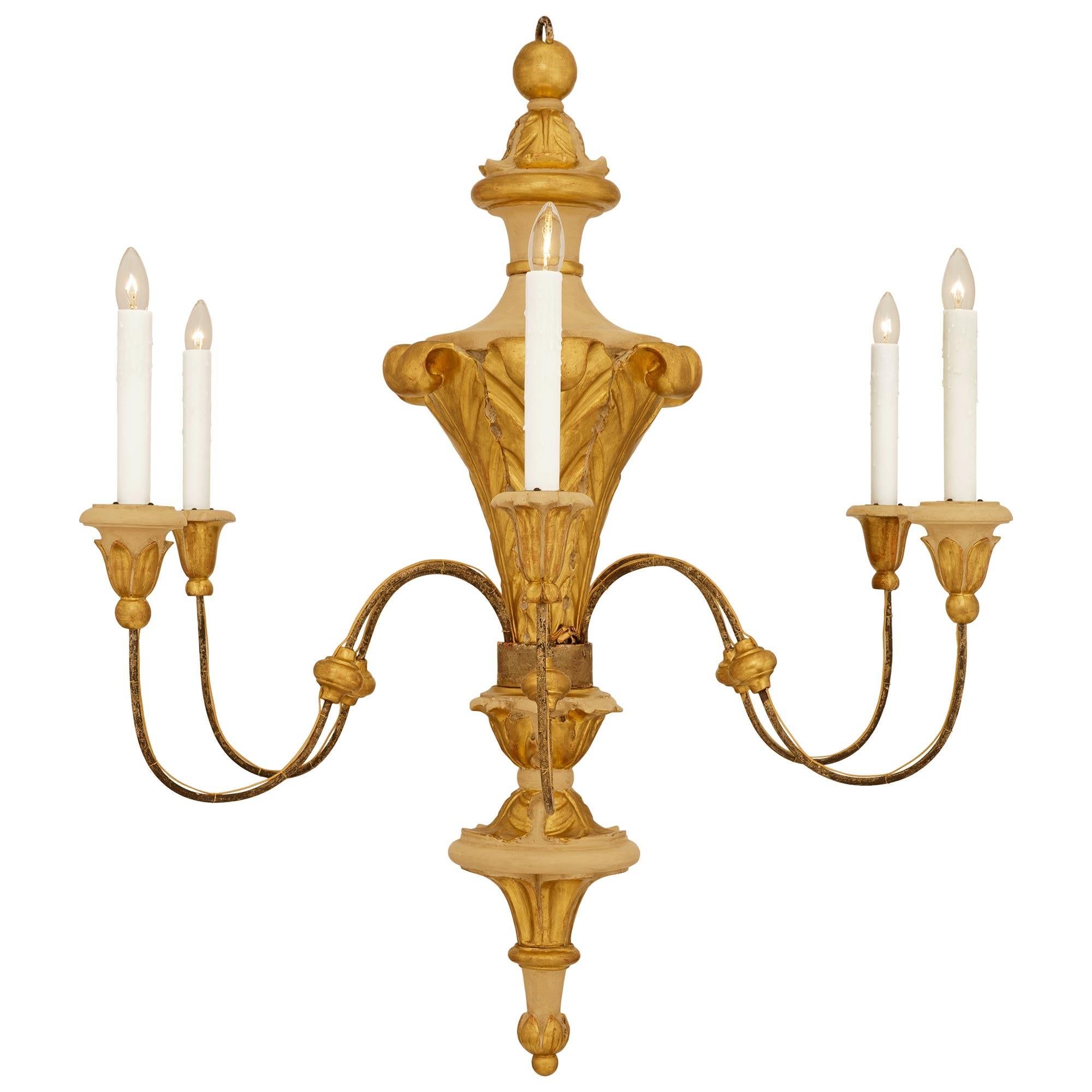 Italiano Lampadari in legno patinato e legno dorato della fine del XVII secolo, periodo Luigi XIV in vendita