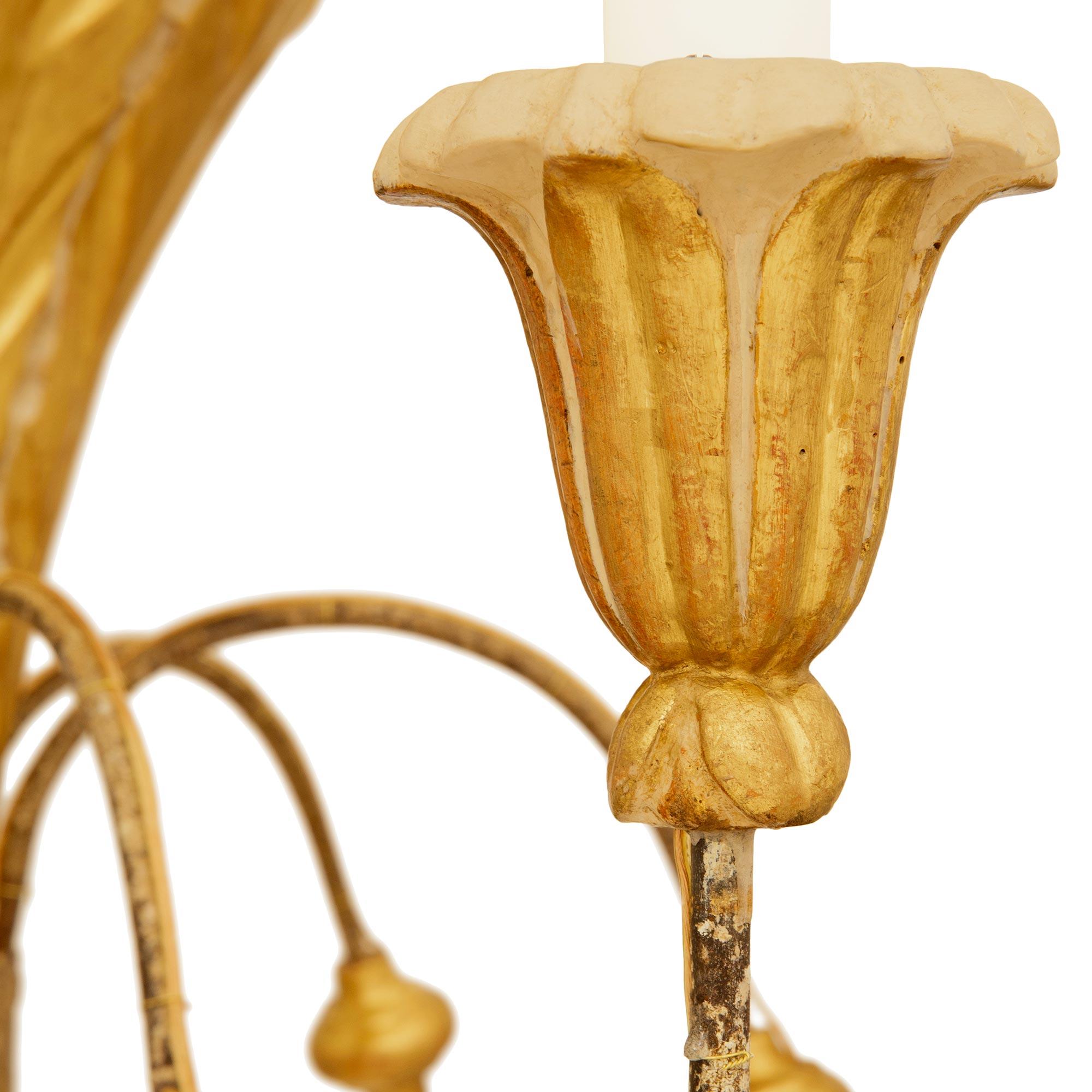 Fino al XVIII secolo Lampadari in legno patinato e legno dorato della fine del XVII secolo, periodo Luigi XIV in vendita