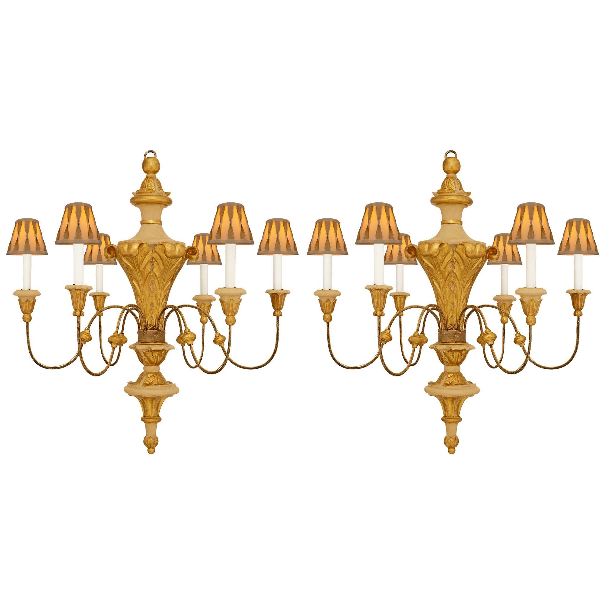 Lampadari in legno patinato e legno dorato della fine del XVII secolo, periodo Luigi XIV in vendita