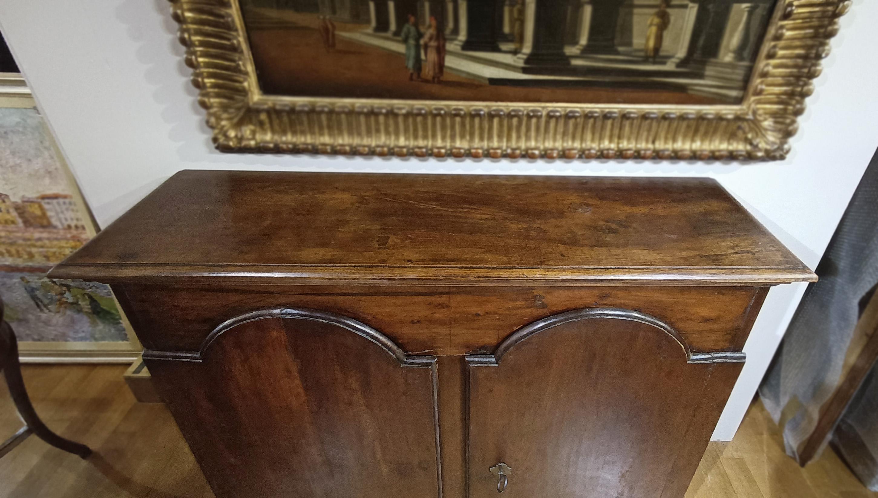LATE 17th CENTURY LOUIS XIV WALNUT SIDEBOARD In Good Condition For Sale In Firenze, FI