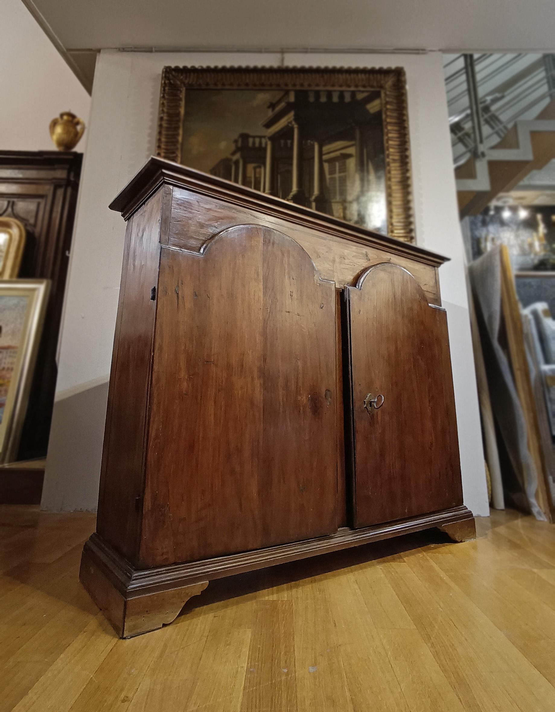 LATE 17th CENTURY LOUIS XIV WALNUT SIDEBOARD For Sale 1