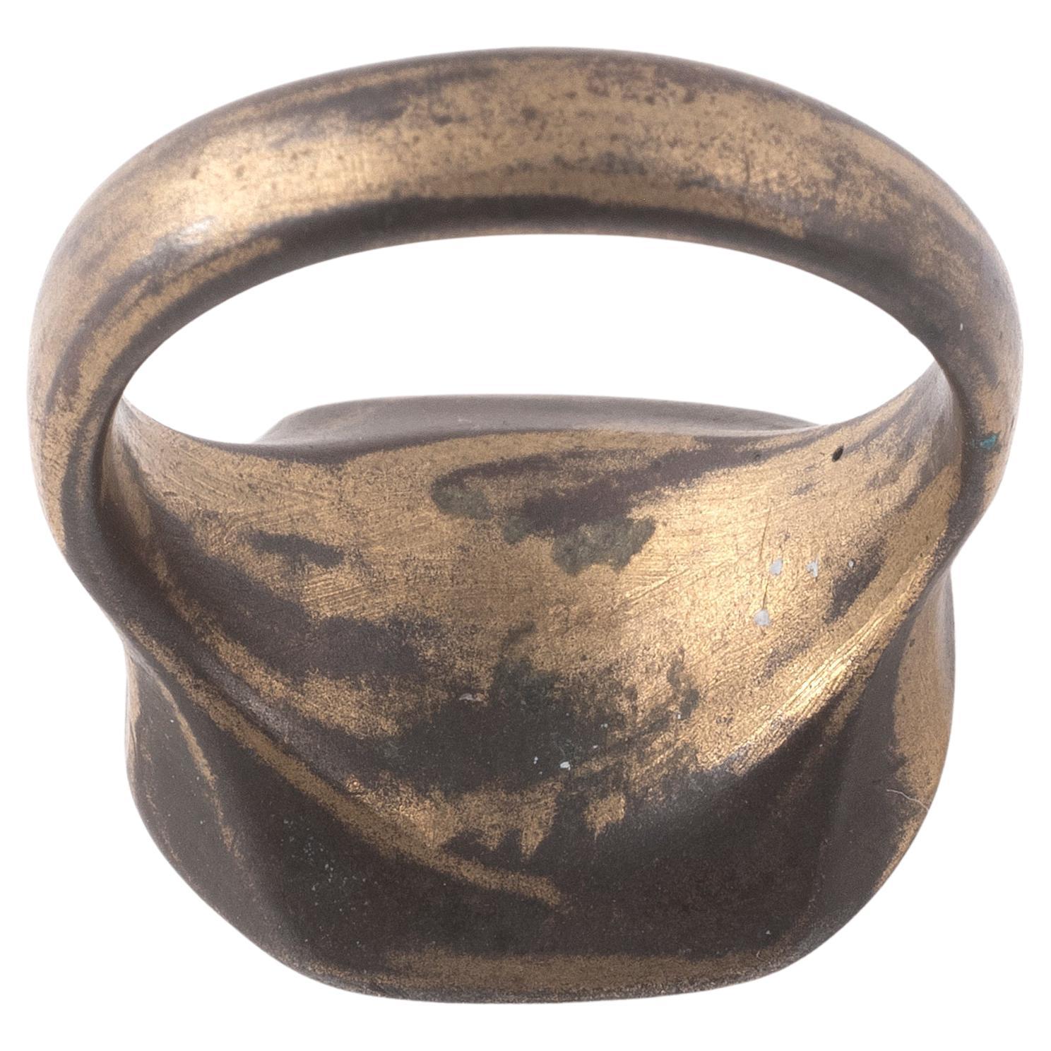 The bronze ring with an octagonal plaque carved with merchant's symbols.
Top size : 20mm
Late 17th century
Ring size 8 3/4
Weight: 11.20