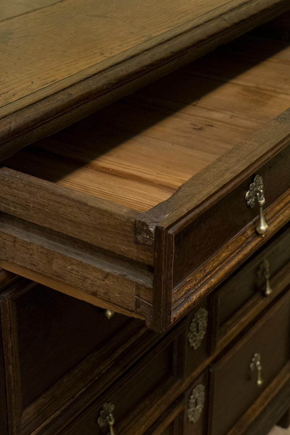 Restauration Late 17th Century Oak Chest of Drawers