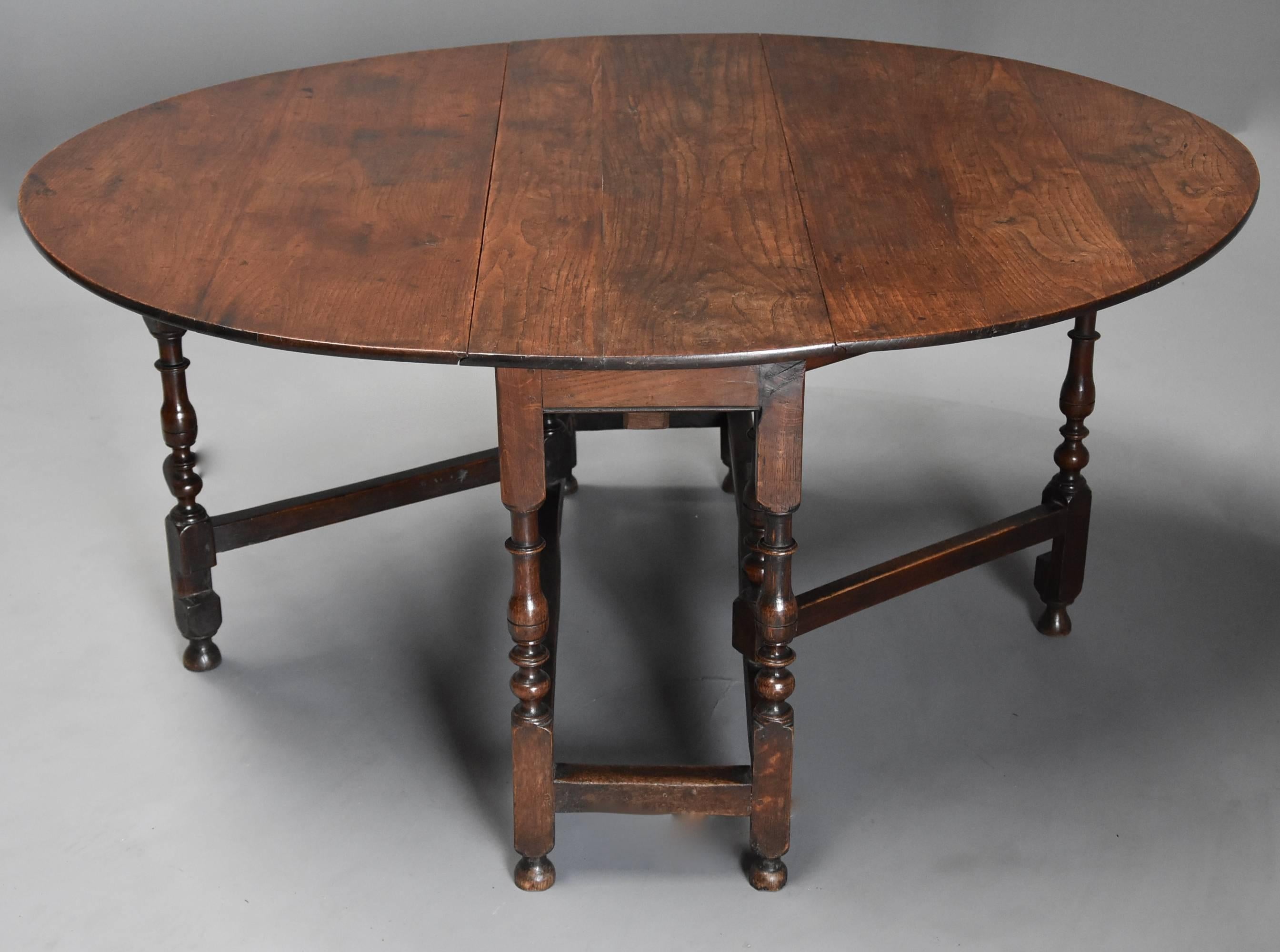 Late 17th Century Oak Gateleg Table of Good, Versatile Size with Fine Patina In Good Condition For Sale In Suffolk, GB