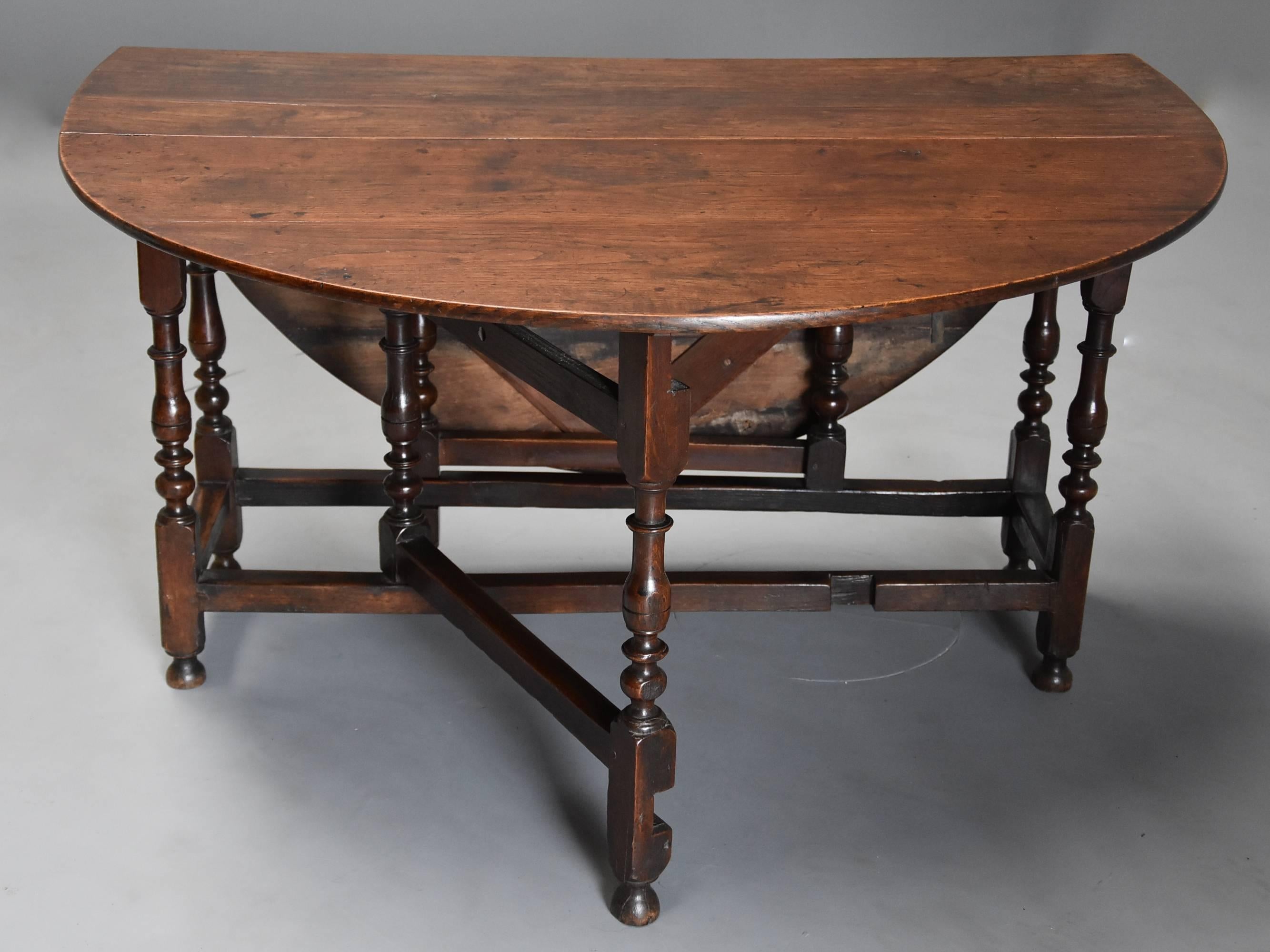 Late 17th Century Oak Gateleg Table of Good, Versatile Size with Fine Patina For Sale 1