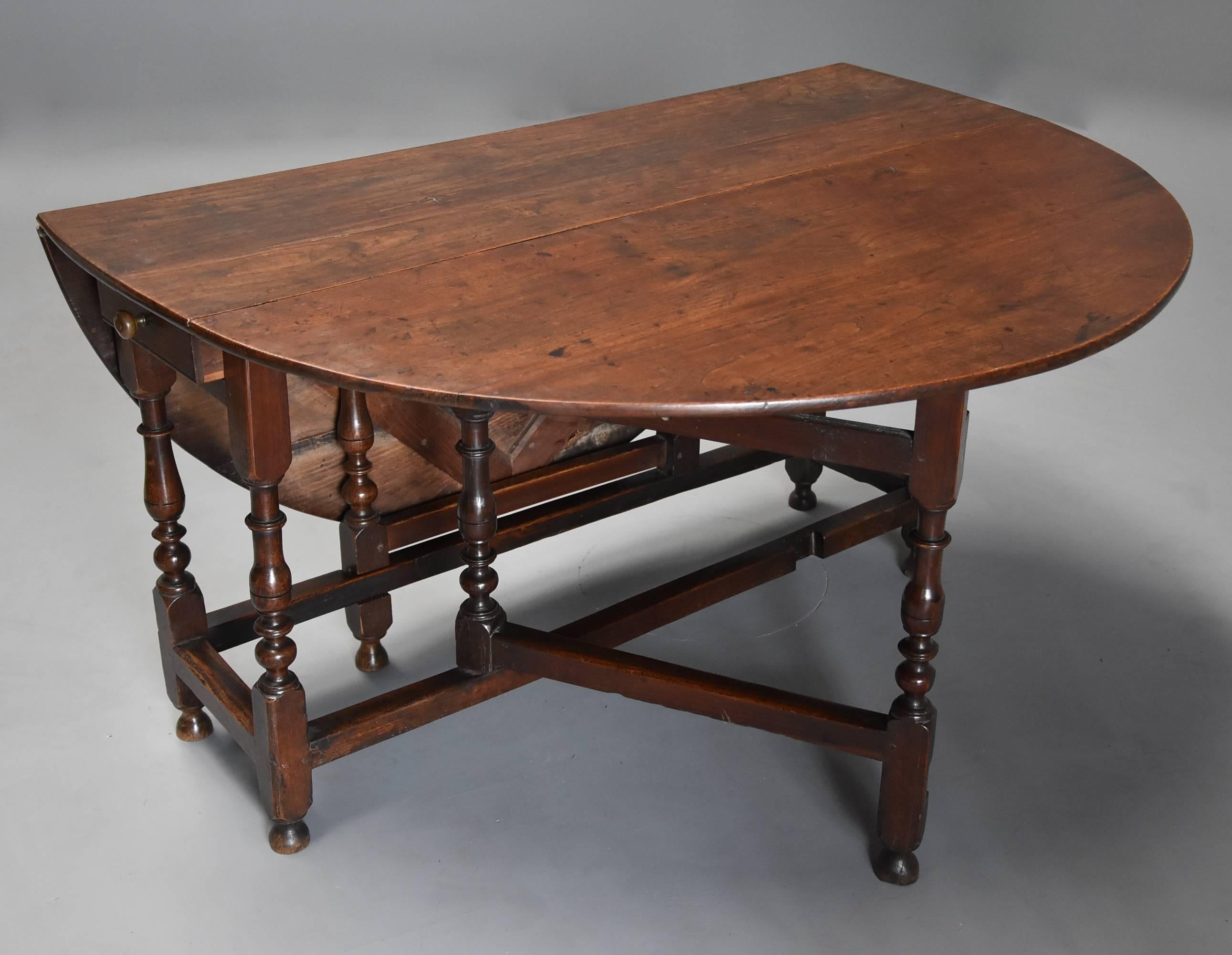 Late 17th Century Oak Gateleg Table of Good, Versatile Size with Fine Patina For Sale 2