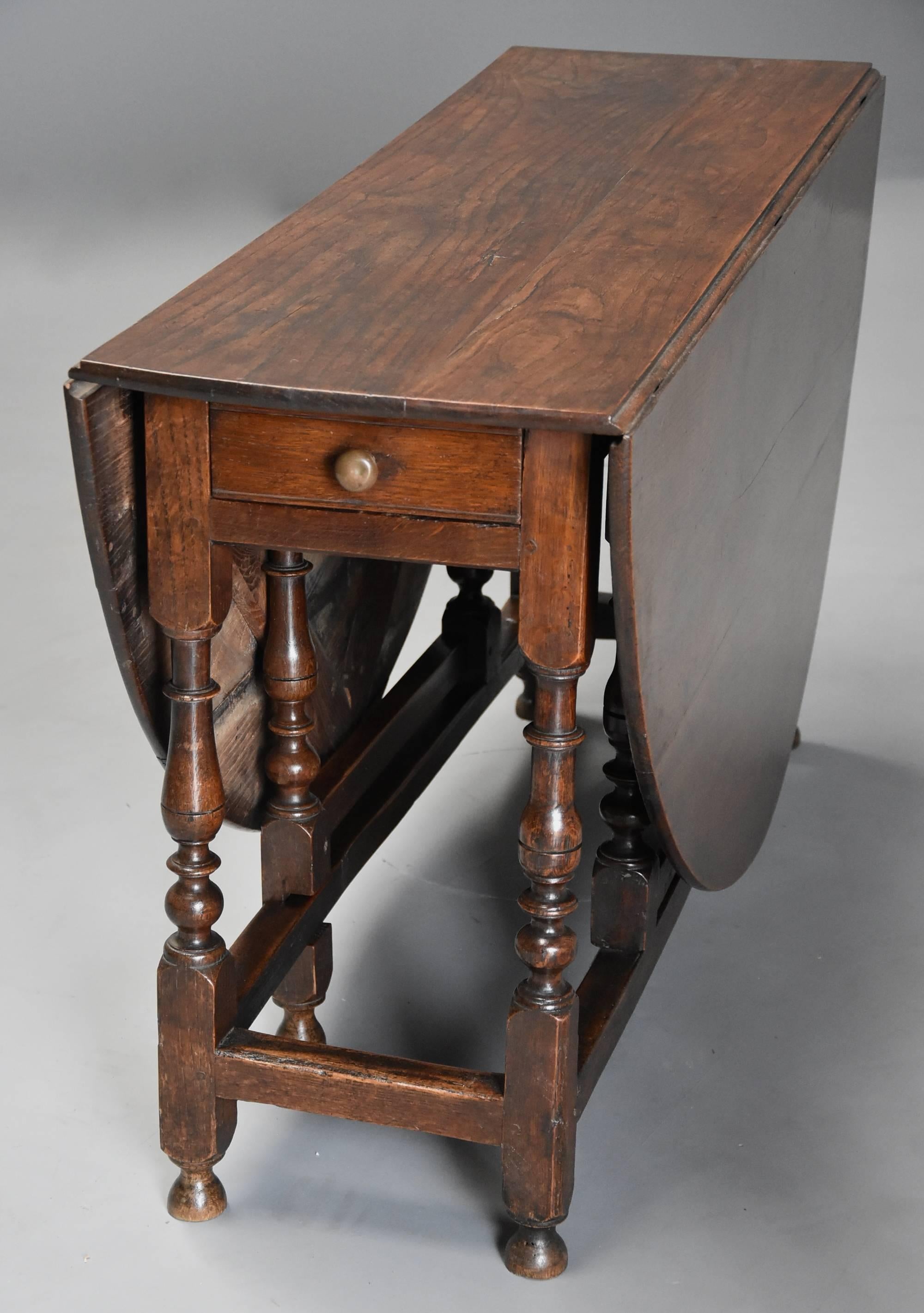 Late 17th Century Oak Gateleg Table of Good, Versatile Size with Fine Patina For Sale 4