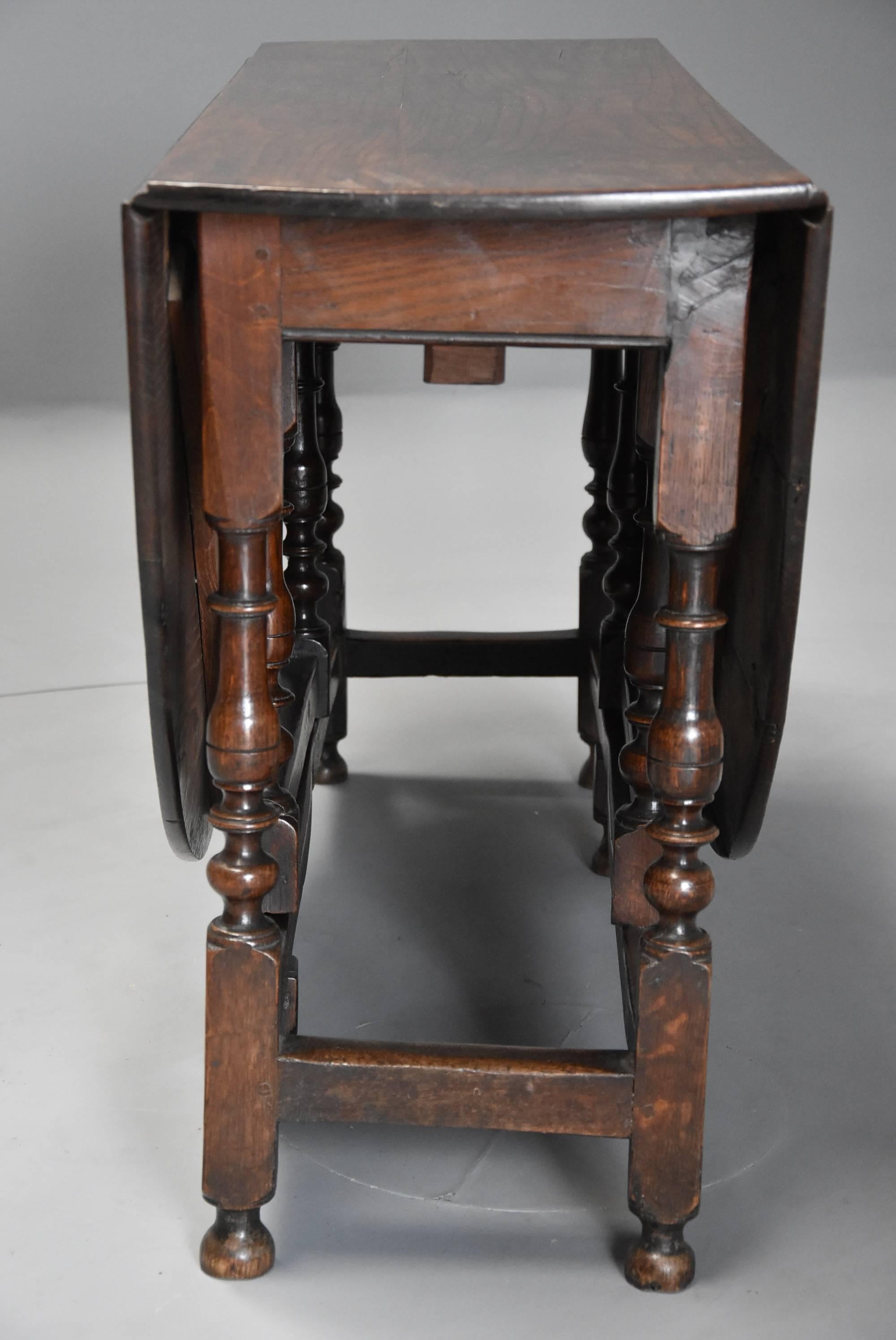 Late 17th Century Oak Gateleg Table of Good, Versatile Size with Fine Patina For Sale 5