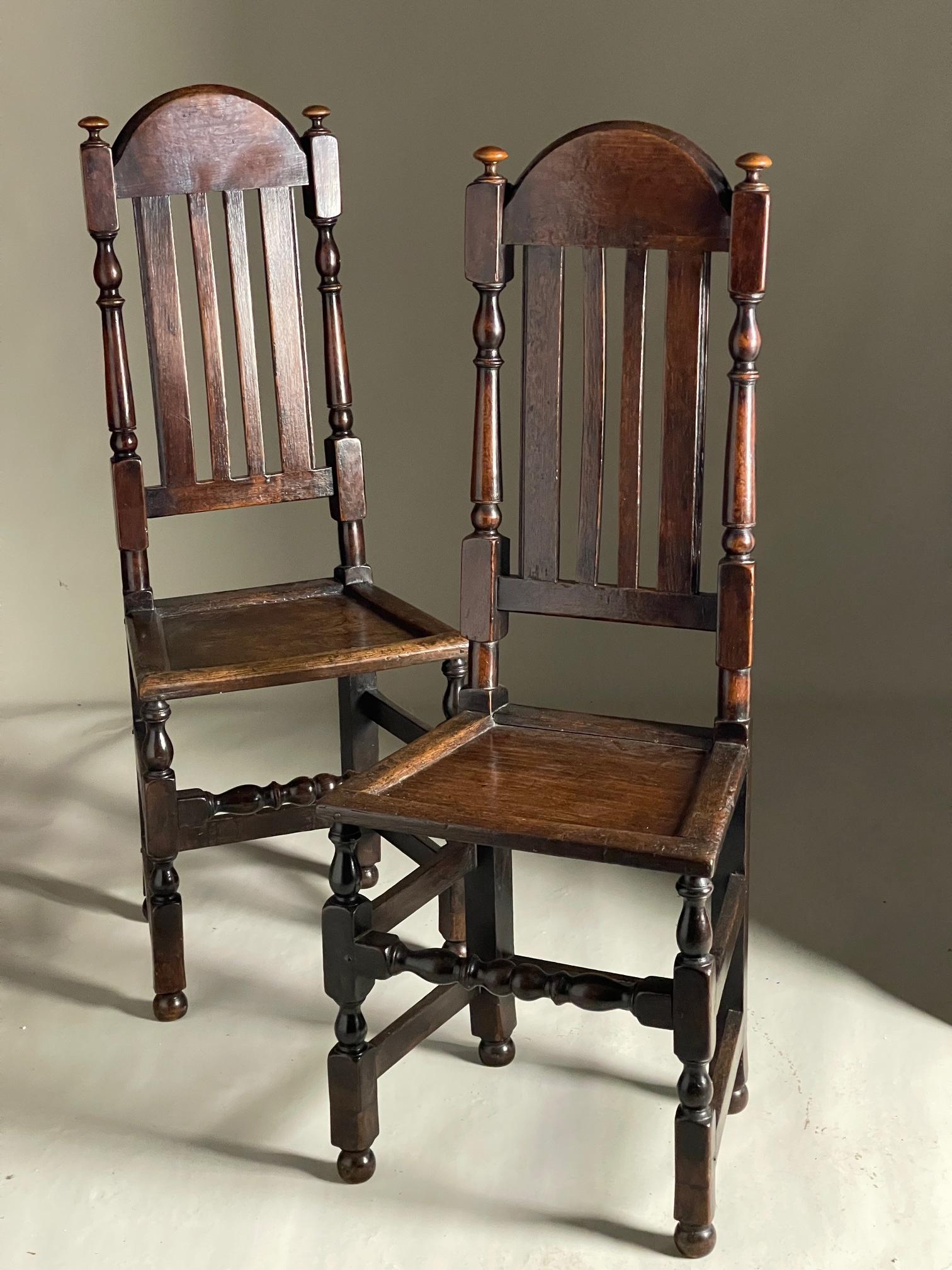 Paire de chaises en chêne de la fin du XVIIe siècle, d'une couleur et d'une patine excellentes

taille 120 cm hauteur 47 largeur 42 profondeur
