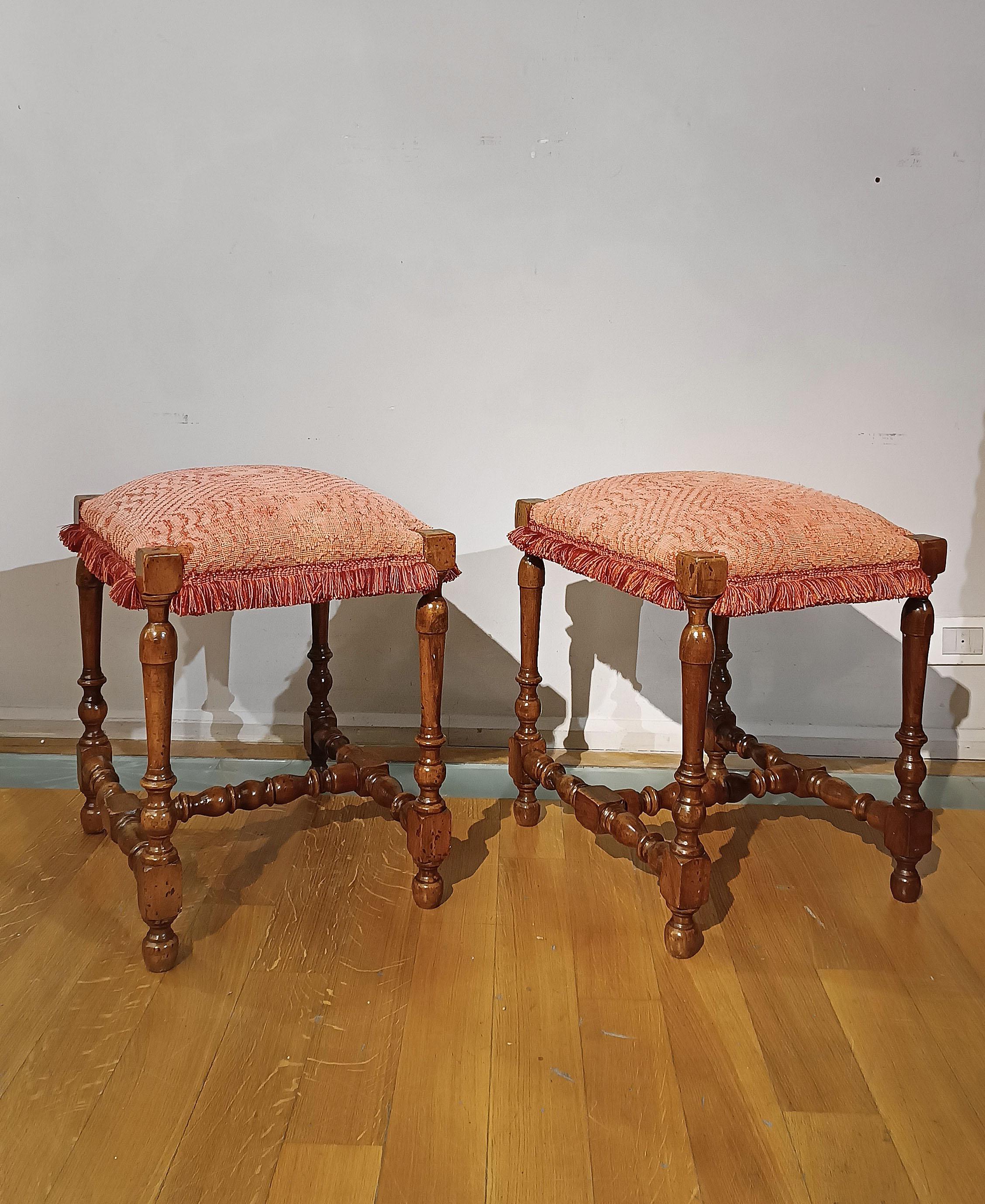 Élégante paire de tabourets en bois de marié blond, finement taillés et torsadés. Le bois présente une belle patine et leur forme est caractérisée par un motif raffiné de sculpture et de tournage. Le son est stable et uniforme s'il est utilisé au