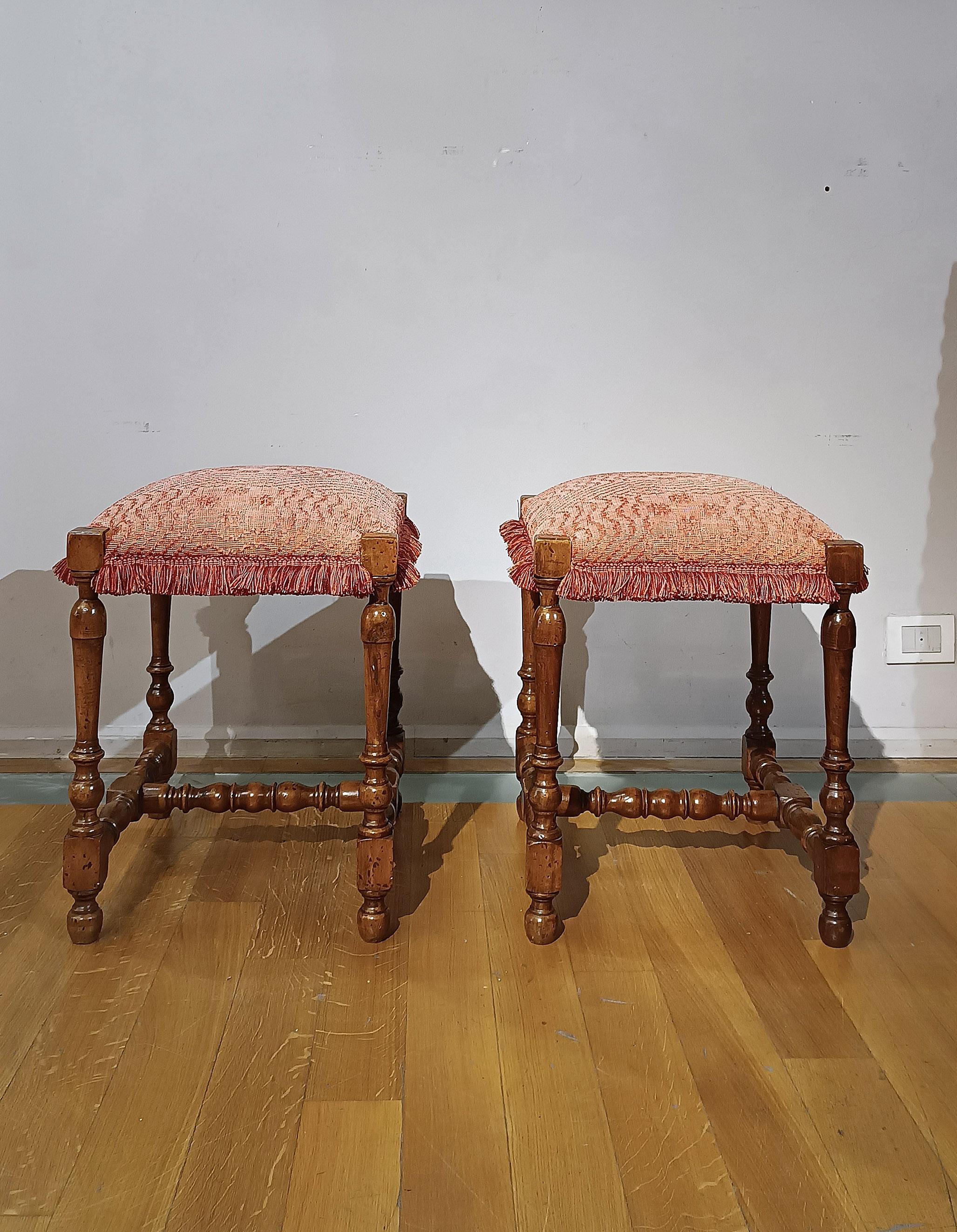 Louis XIV Paire de tabourets en noyer de la fin du 17e siècle en vente