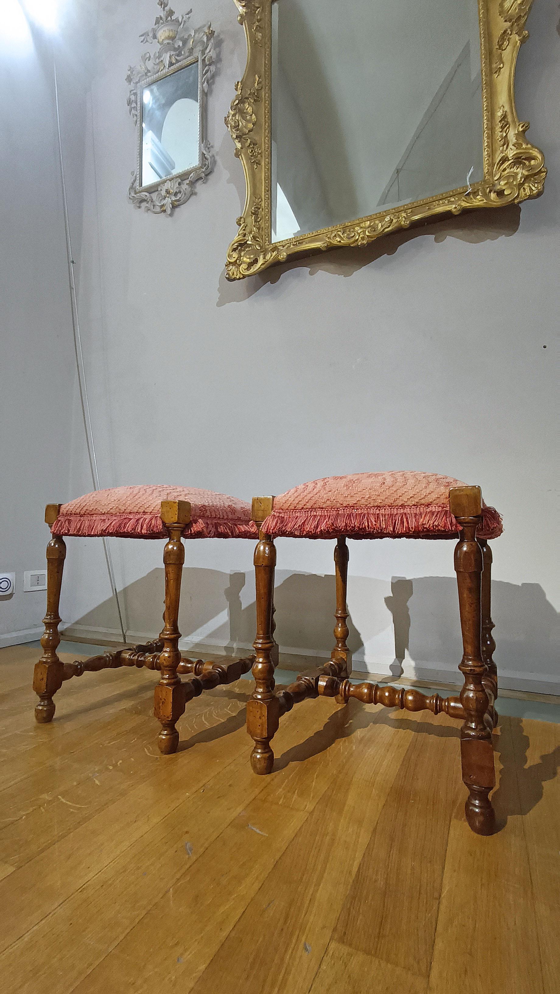 Italian Paire de tabourets en noyer de la fin du 17e siècle en vente