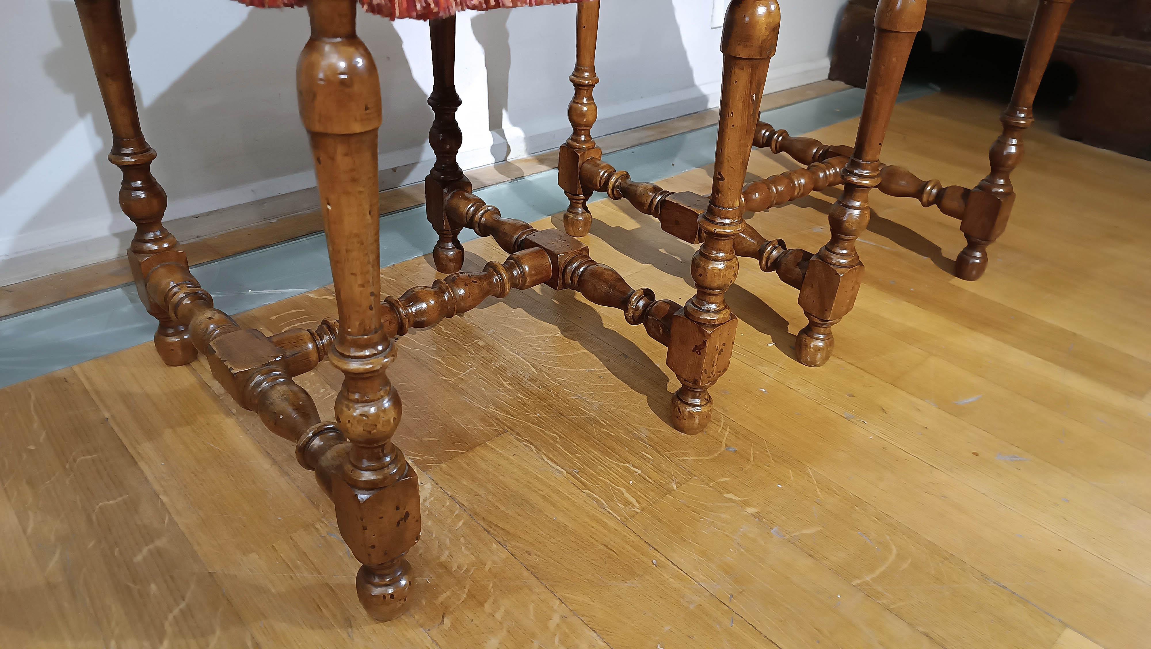 Sculpté à la main Paire de tabourets en noyer de la fin du 17e siècle en vente
