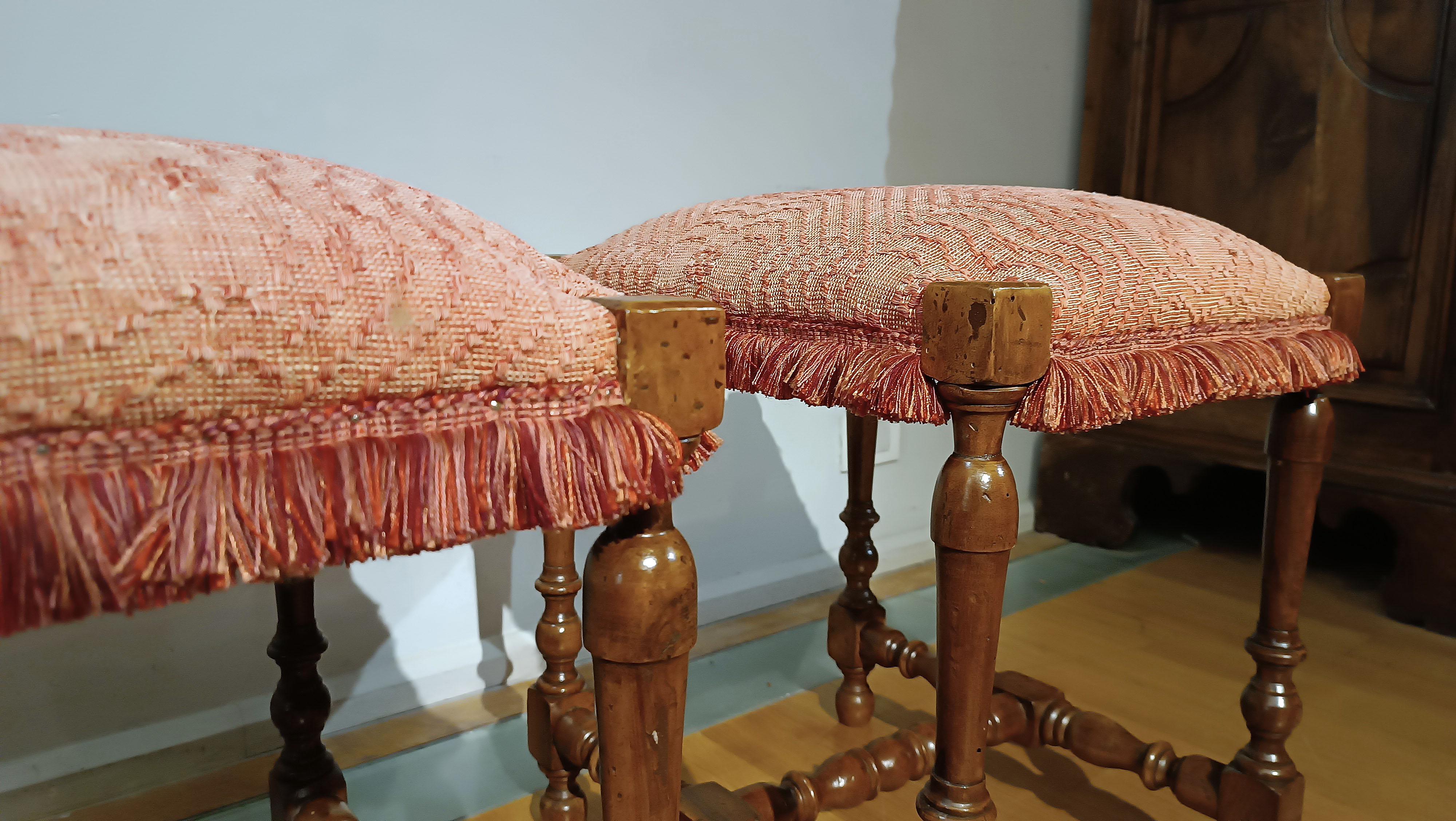 Paire de tabourets en noyer de la fin du 17e siècle Bon état - En vente à Firenze, FI