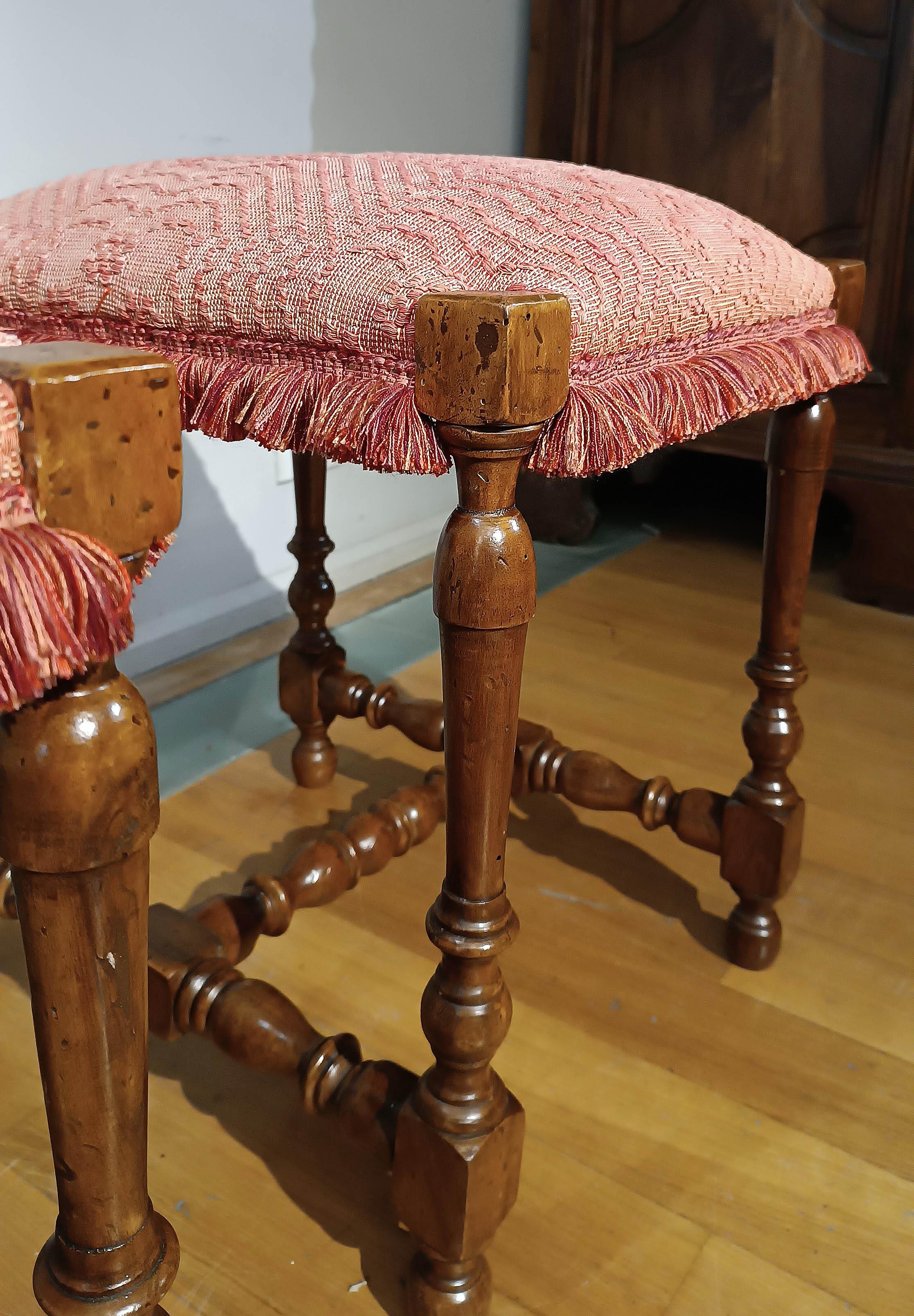 17th Century Paire de tabourets en noyer de la fin du 17e siècle en vente